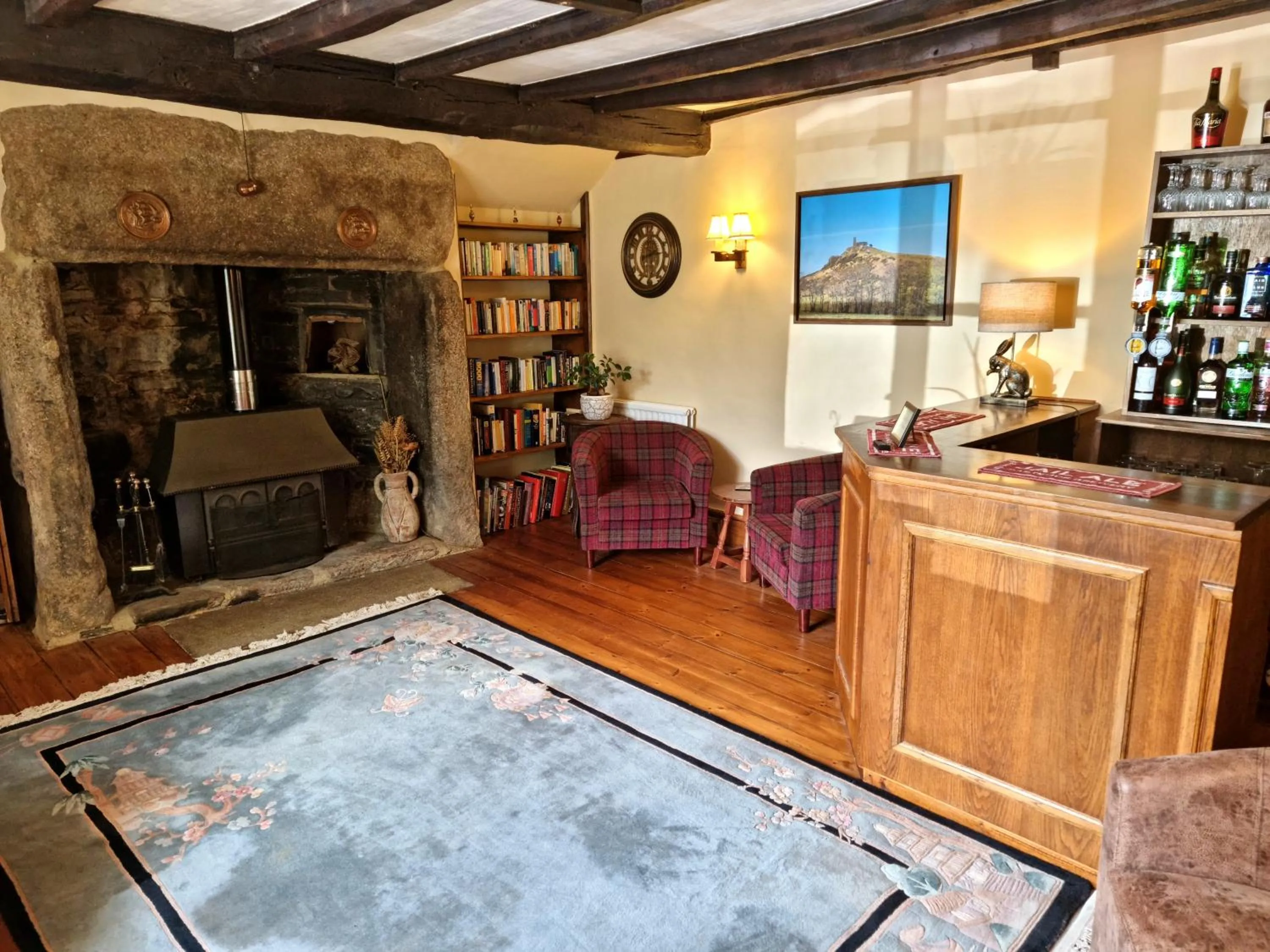 Lounge or bar in Collaven Manor