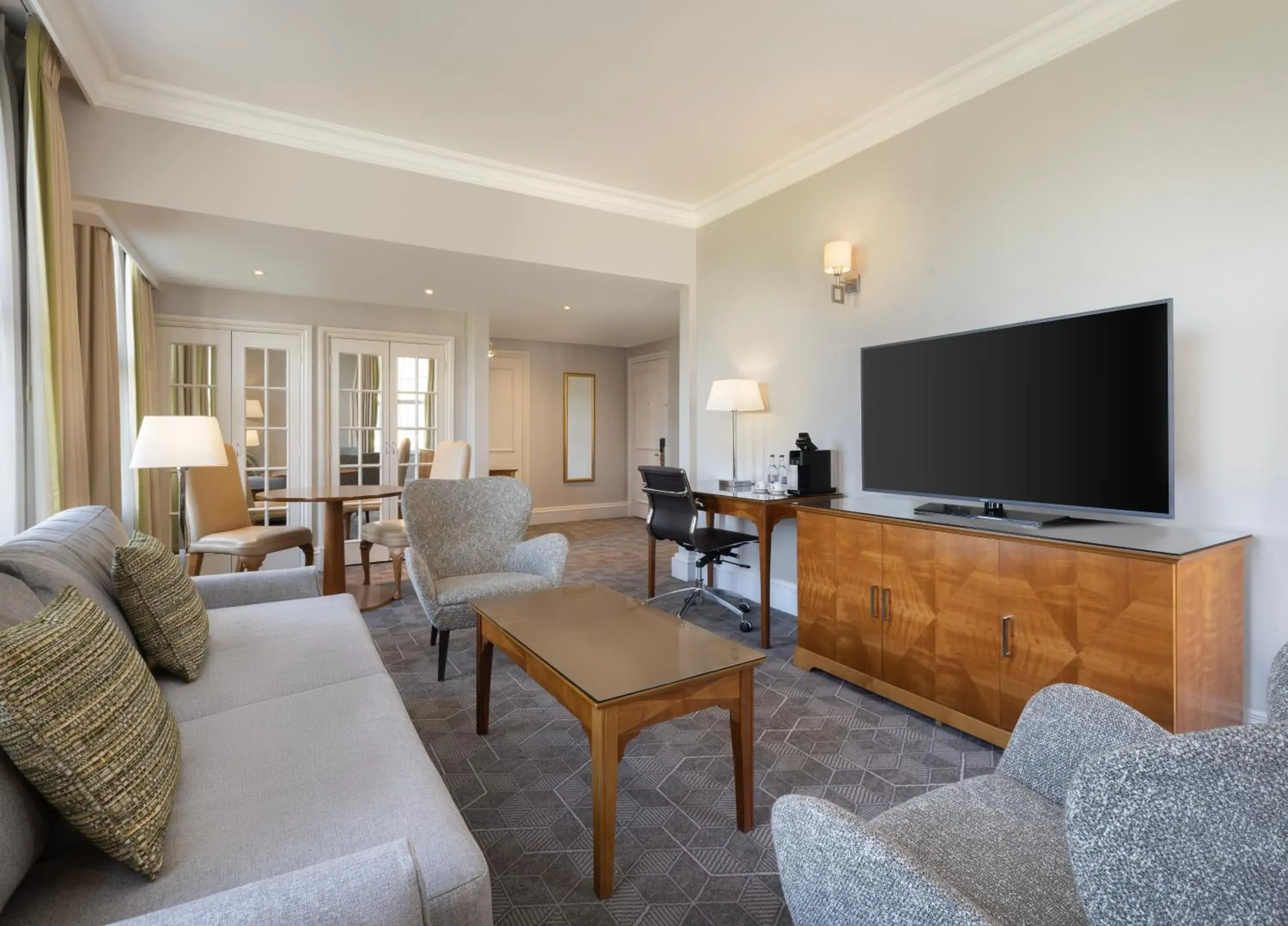 One-Bedroom Corner King Suite with Sofa Bed in Delta Hotels by Marriott Birmingham One-Bedroom Corner King Suite with Sofa Bed in Delta Hotels by Marriott Birmingham