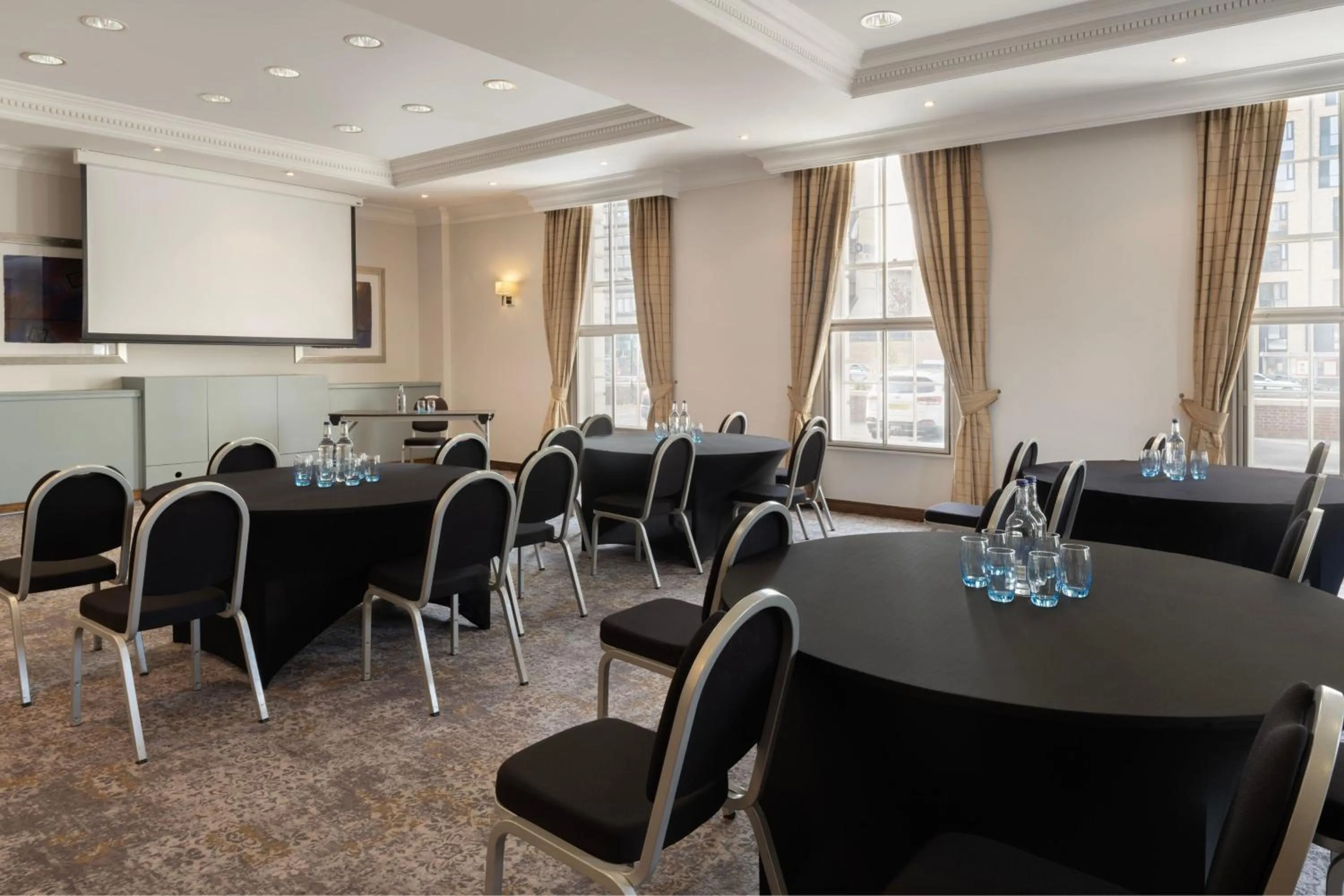 Lounge or bar in Delta Hotels by Marriott Birmingham