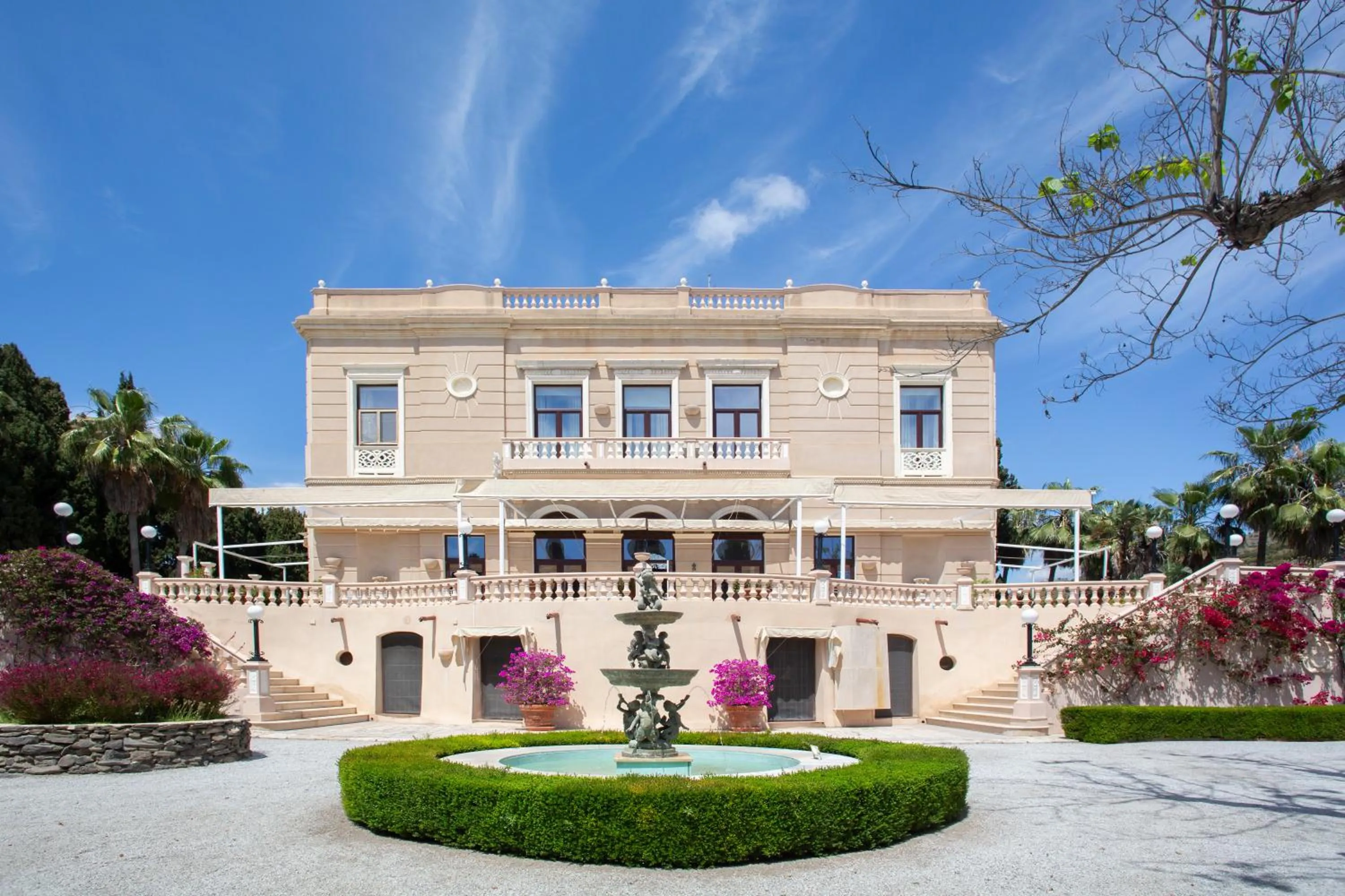 Property building in Casa de los Bates