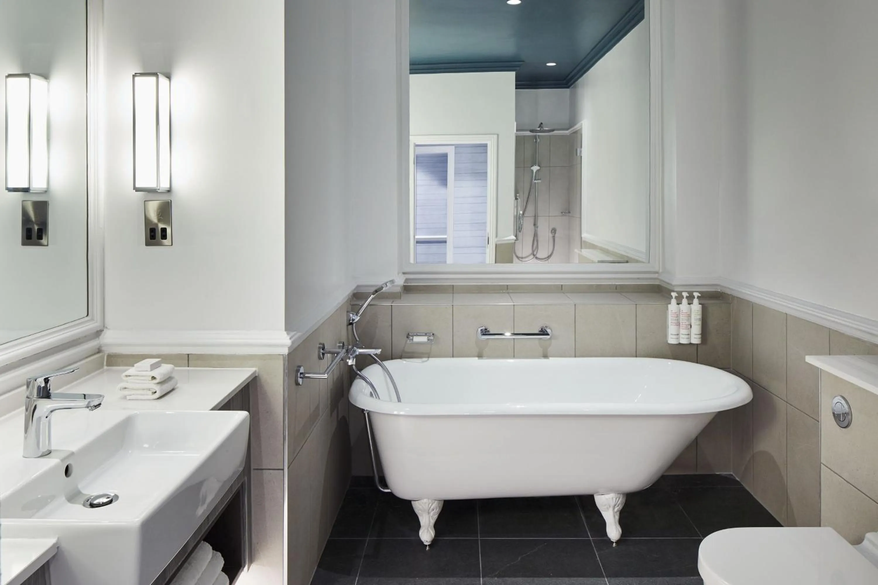 Bathroom in Bournemouth Highcliff Marriott Hotel