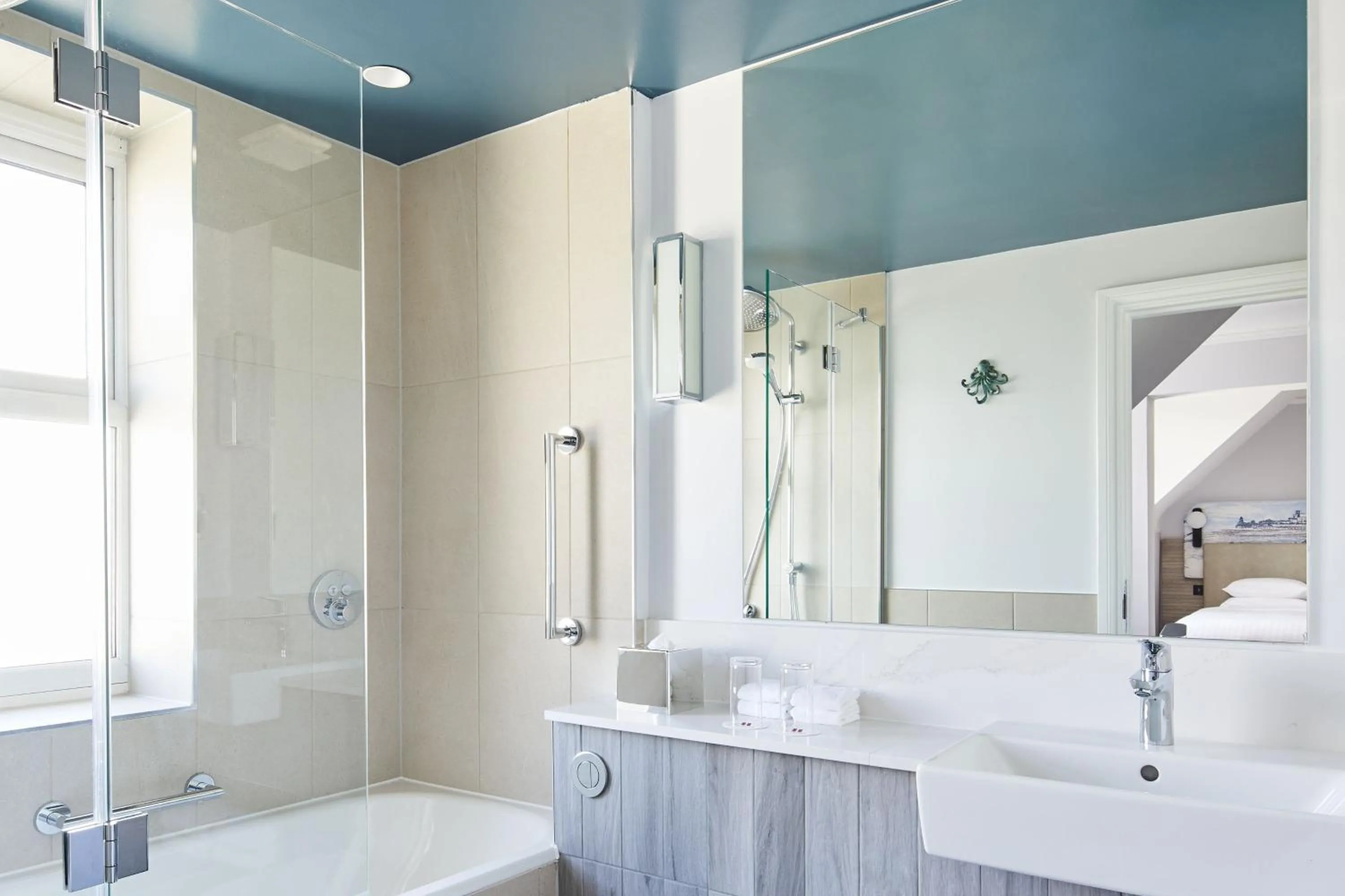 Bathroom in Bournemouth Highcliff Marriott Hotel