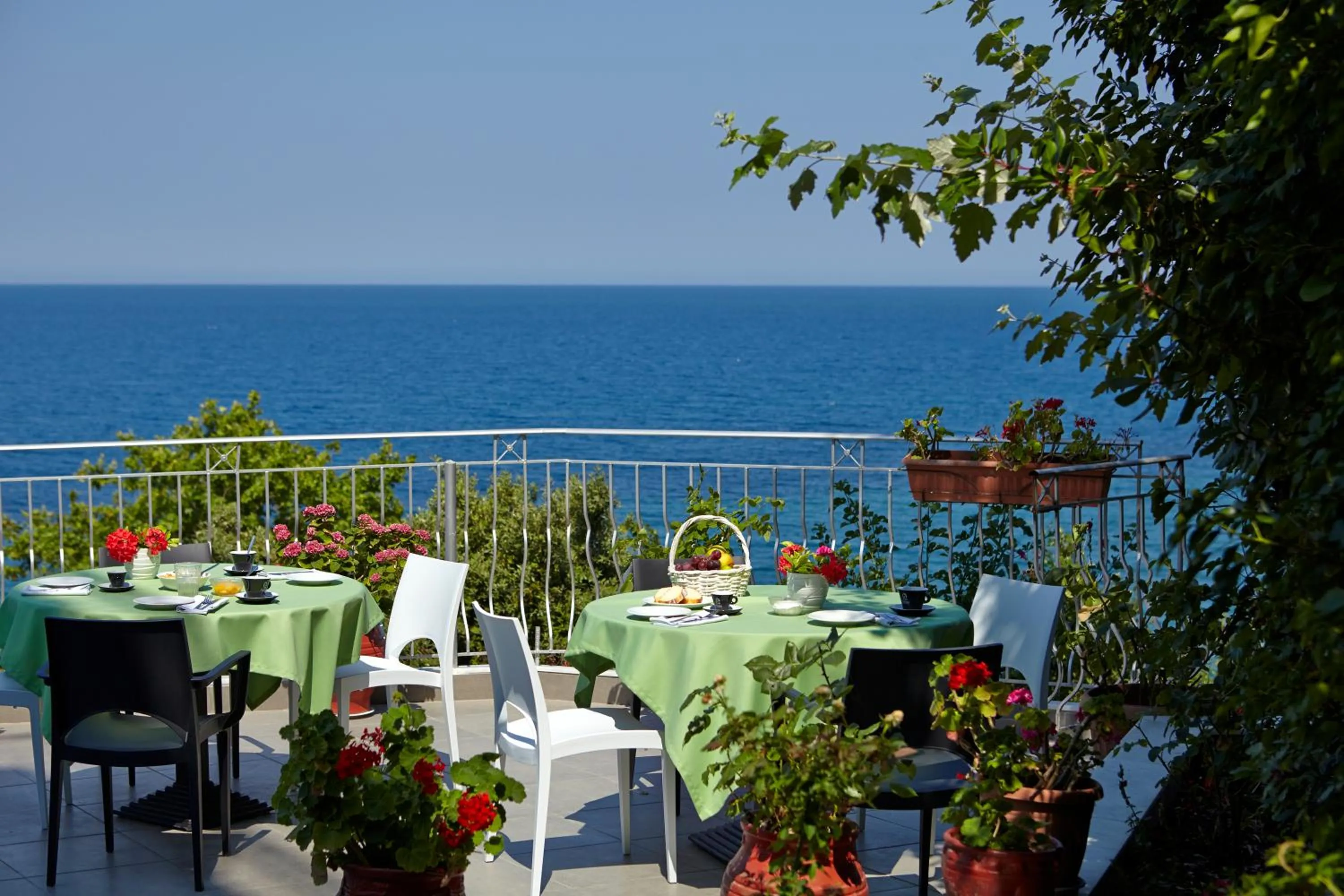 Restaurant/places to eat in Hotel Alkyonis