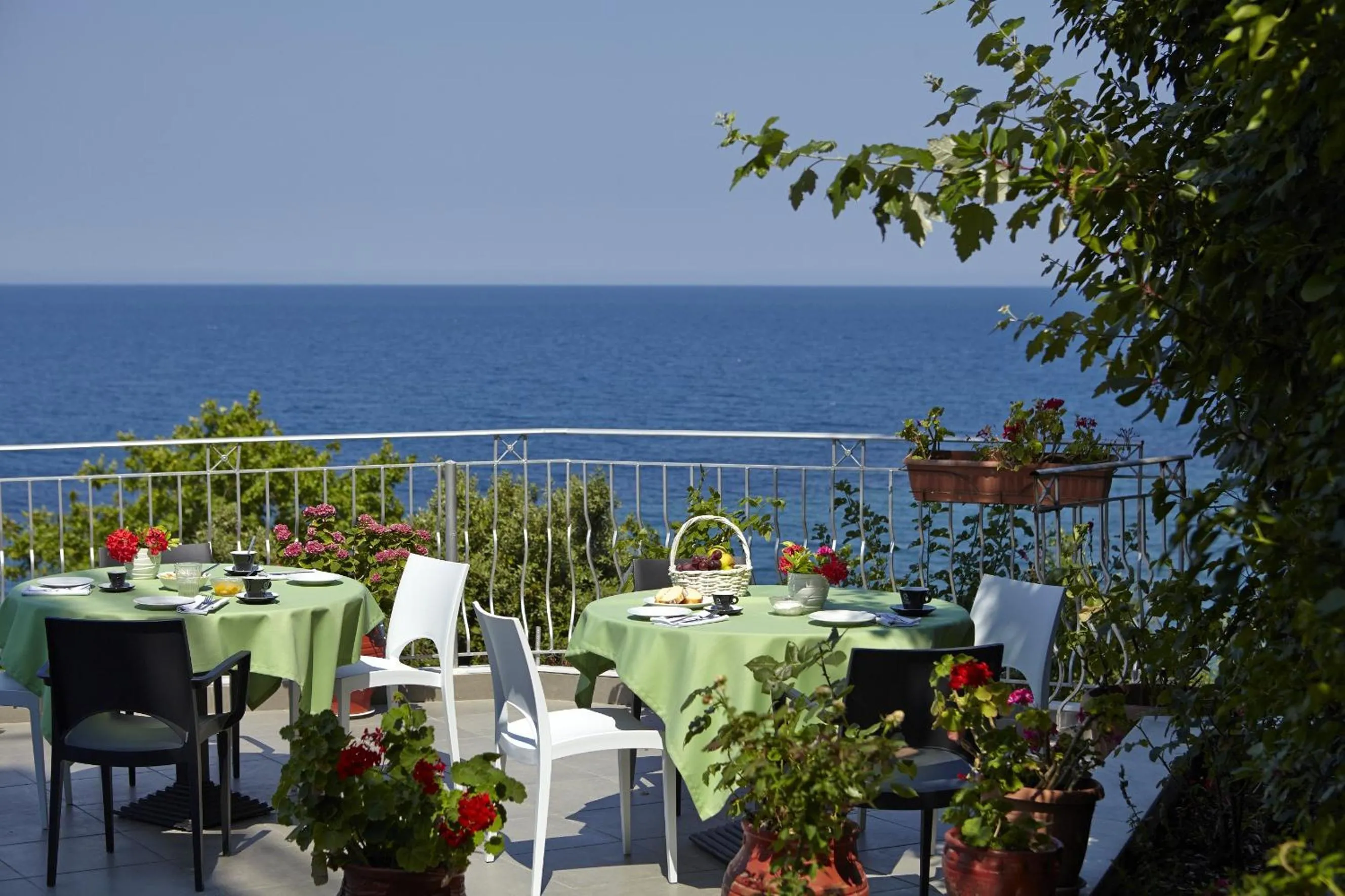 Restaurant/places to eat in Hotel Alkyonis