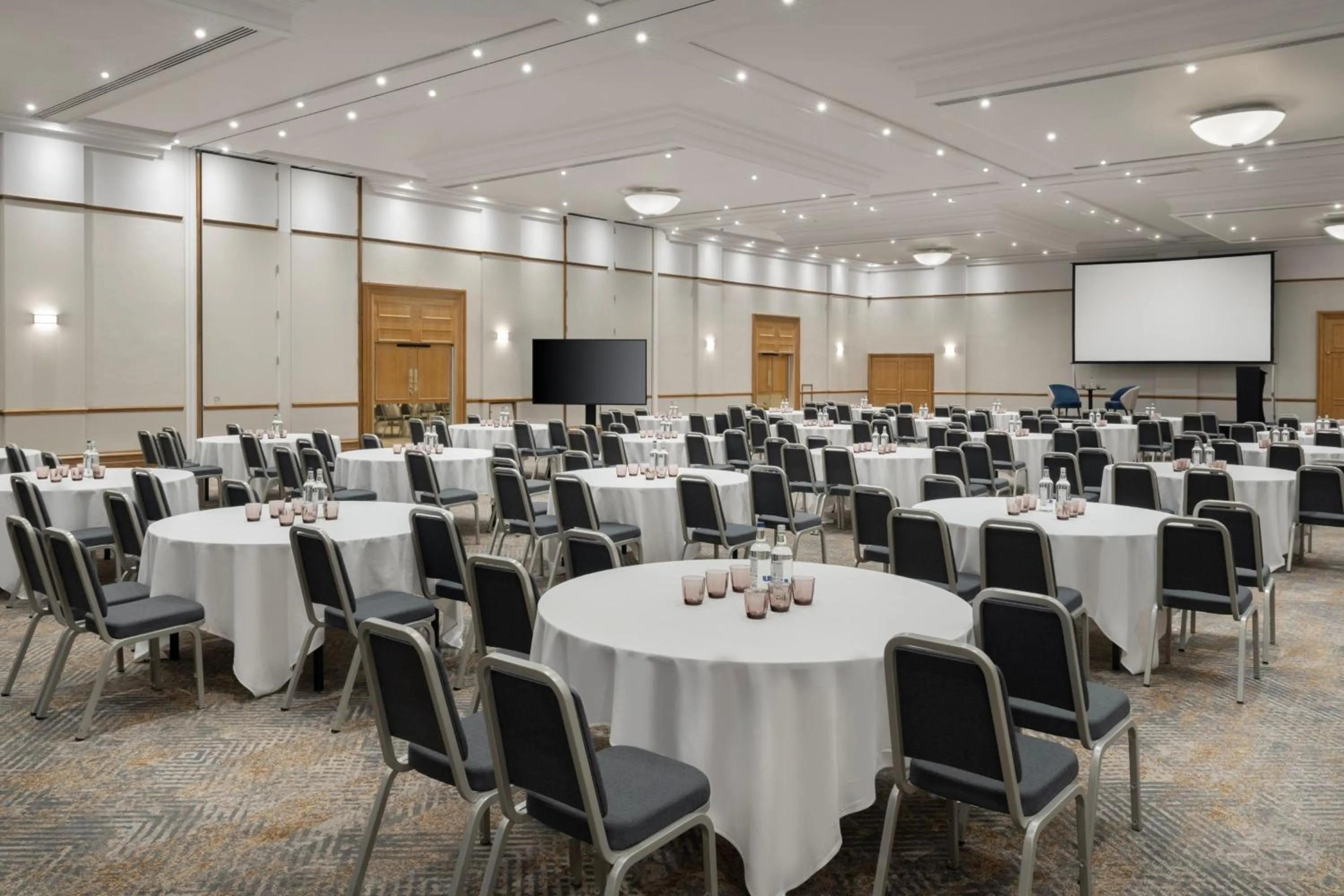 Lounge or bar in Delta Hotels by Marriott Bristol City Centre