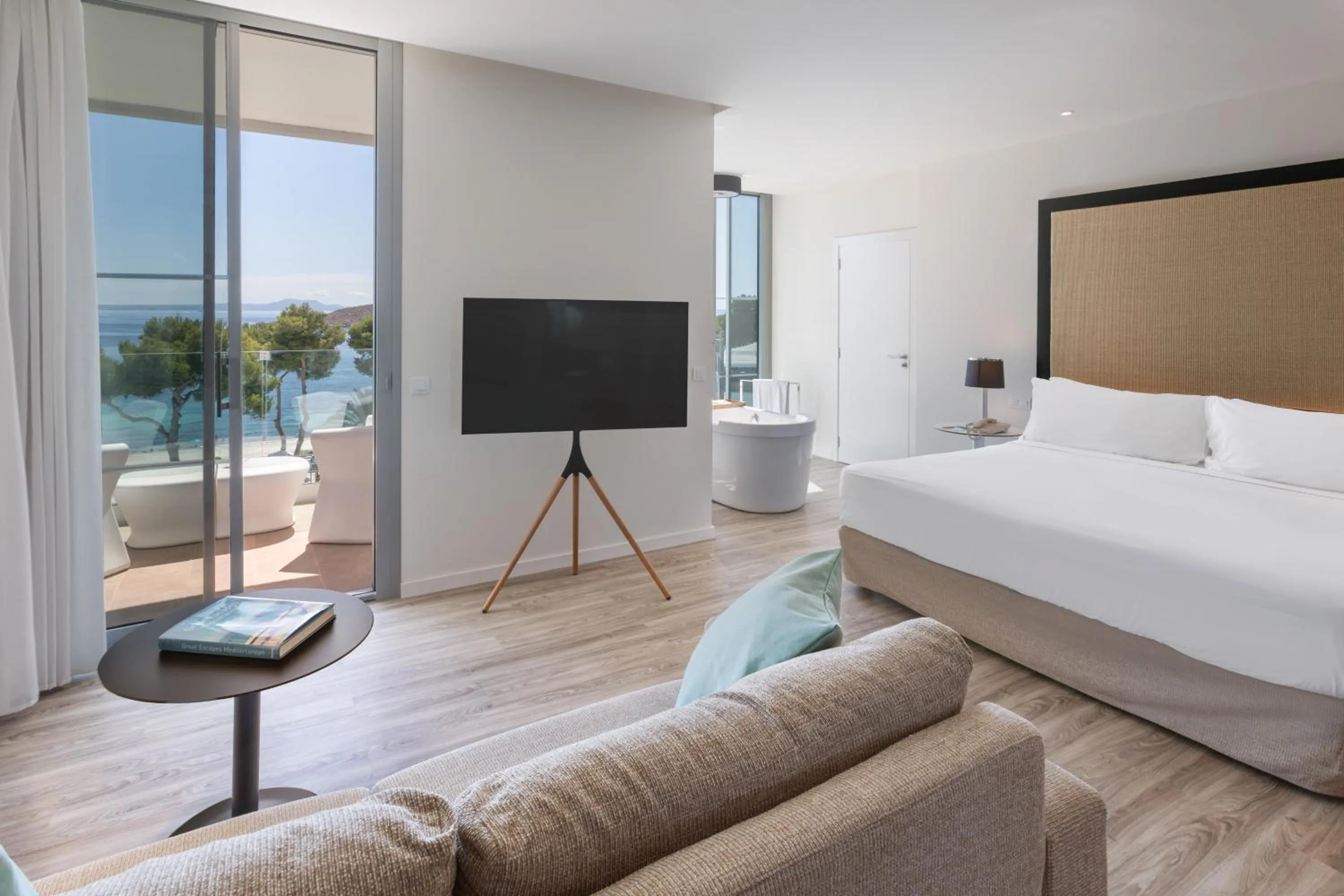 Living room, Bed in Meliá South Beach