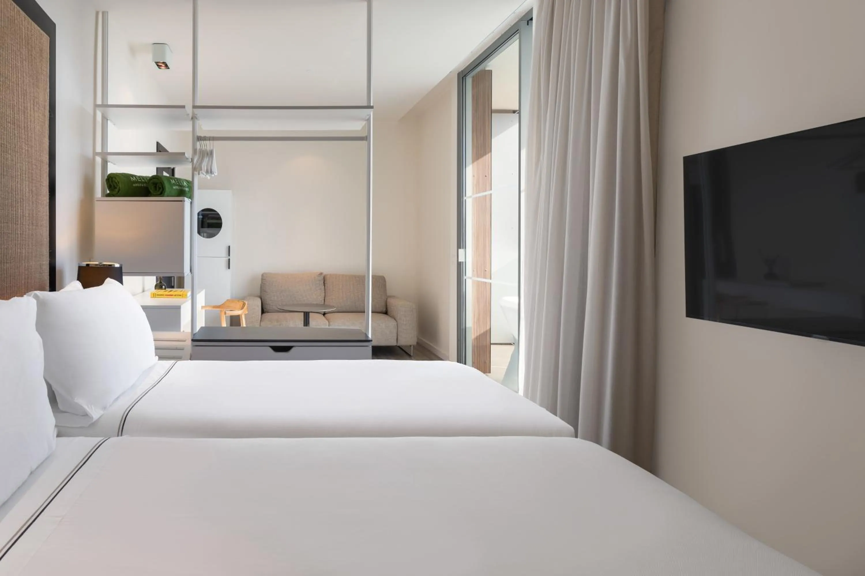 Communal lounge/ TV room, Bed in Meliá South Beach