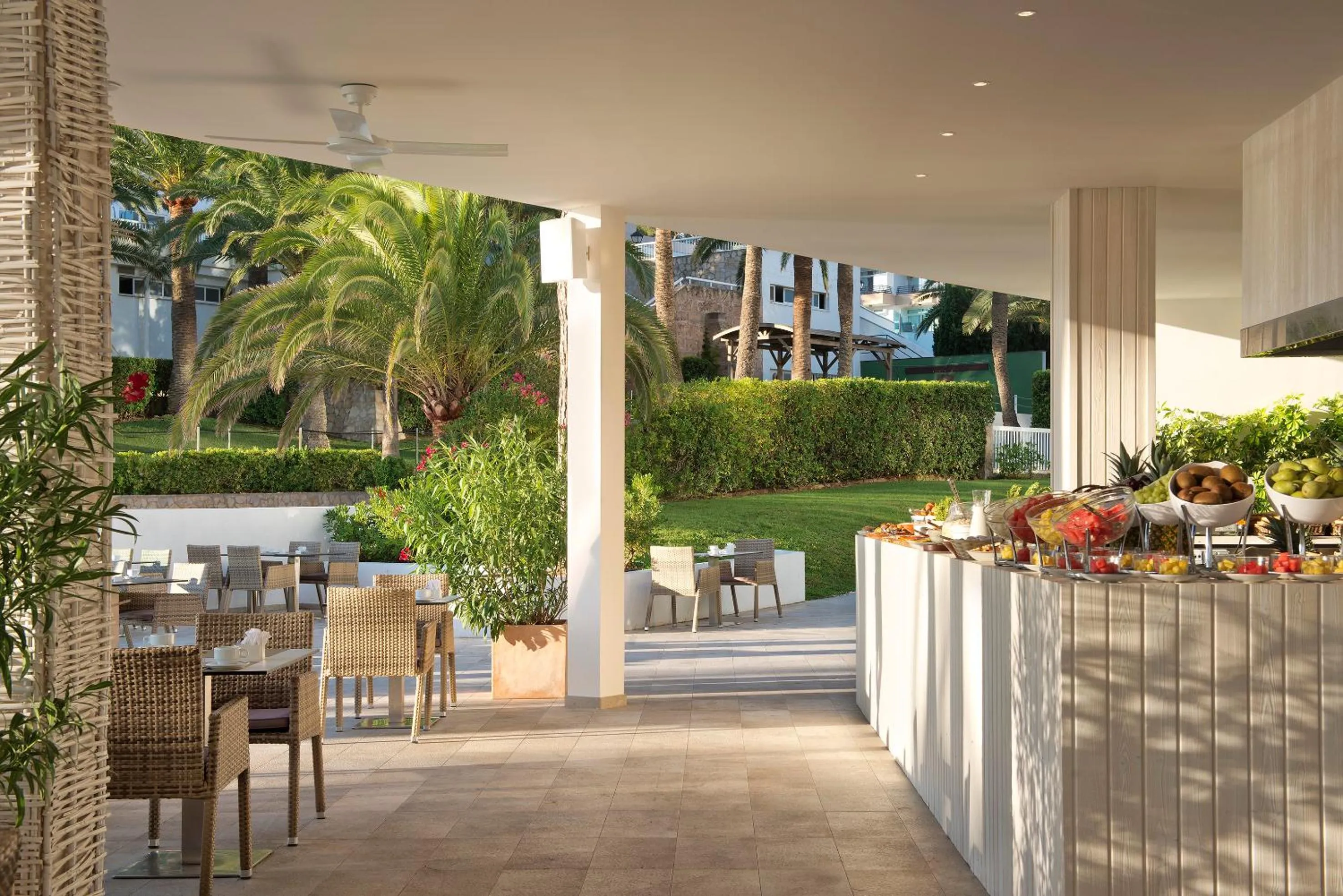 Buffet breakfast in Meliá South Beach