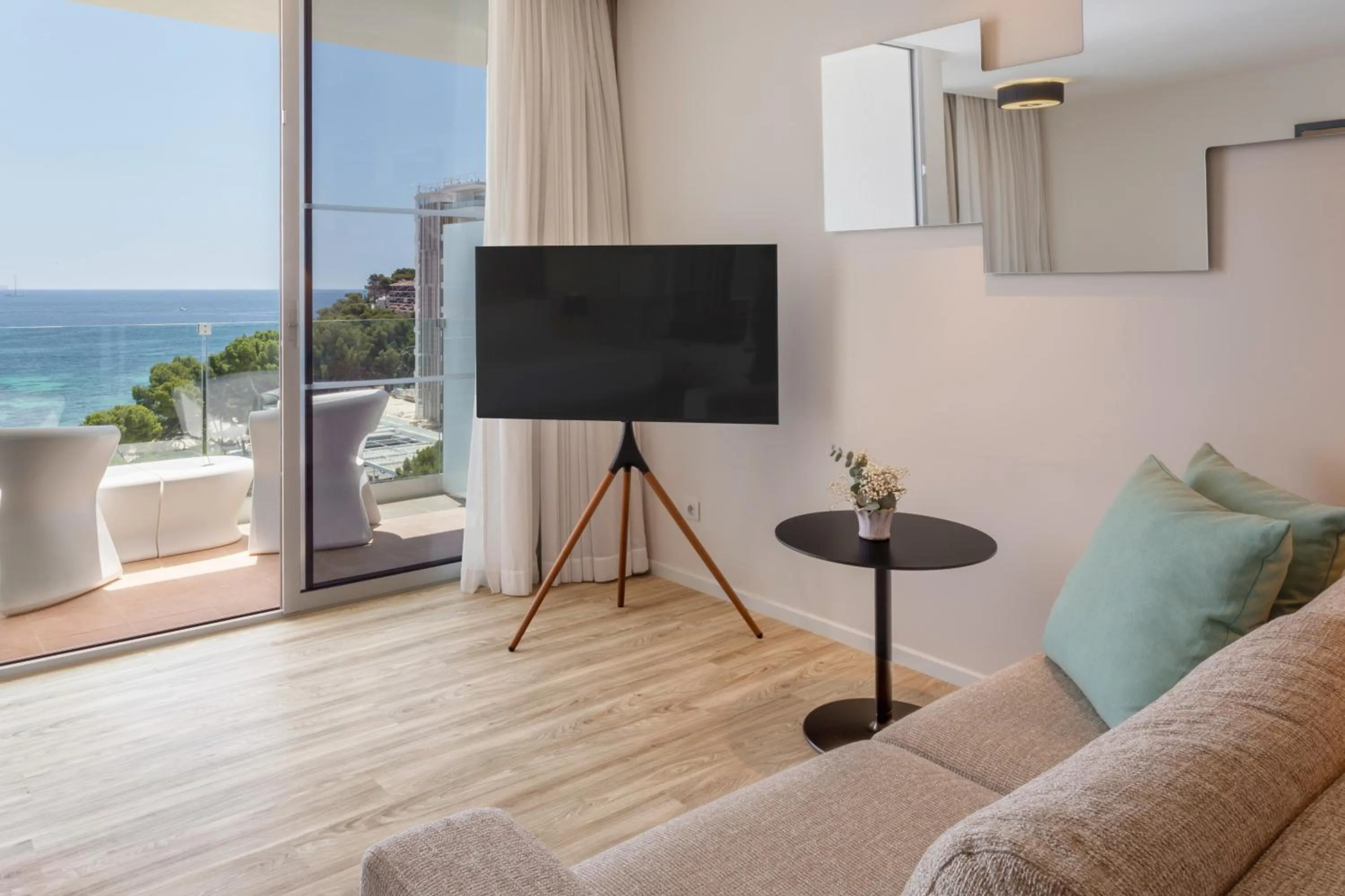 Communal lounge/ TV room in Meliá South Beach