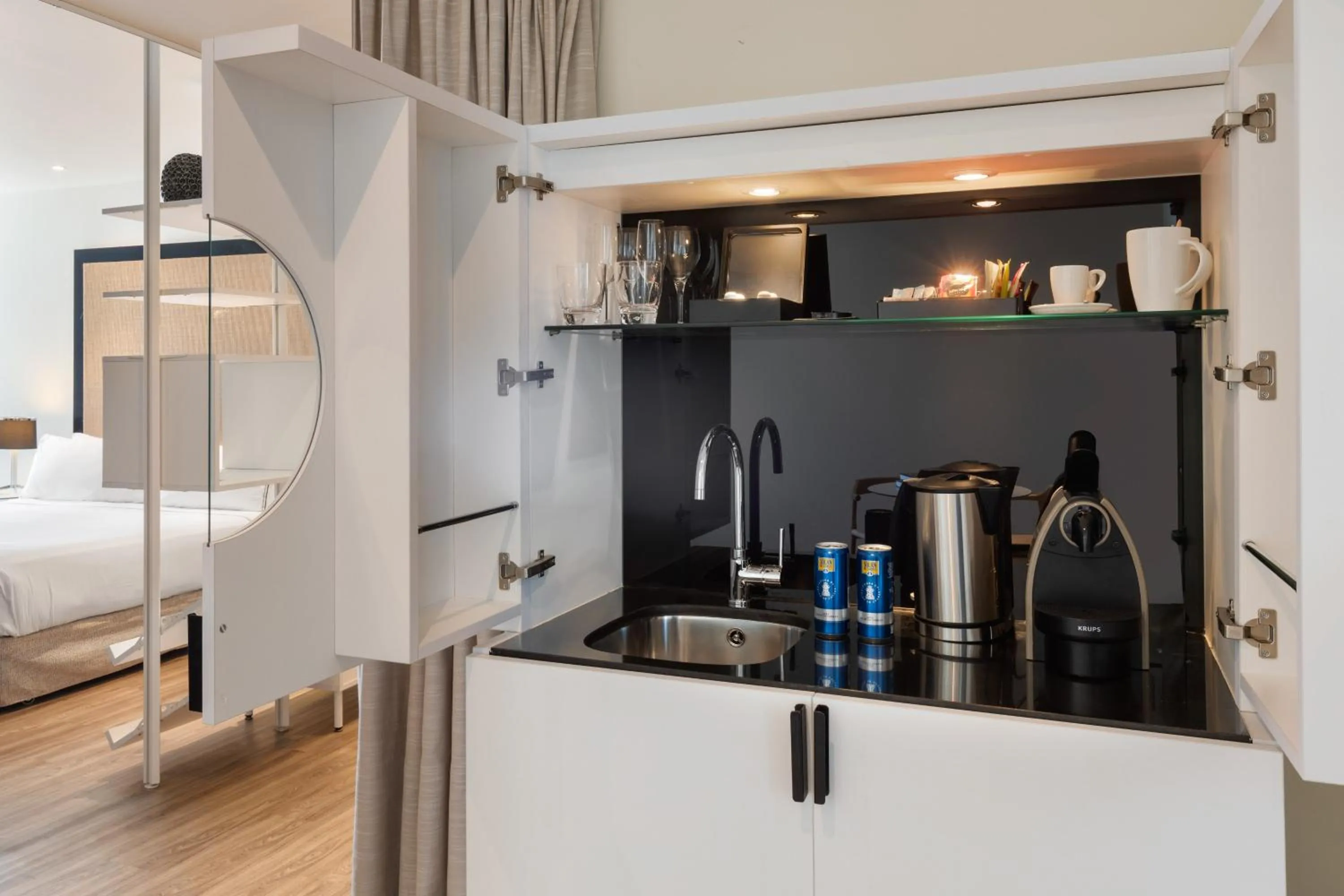 kitchen, Bed in Meliá South Beach