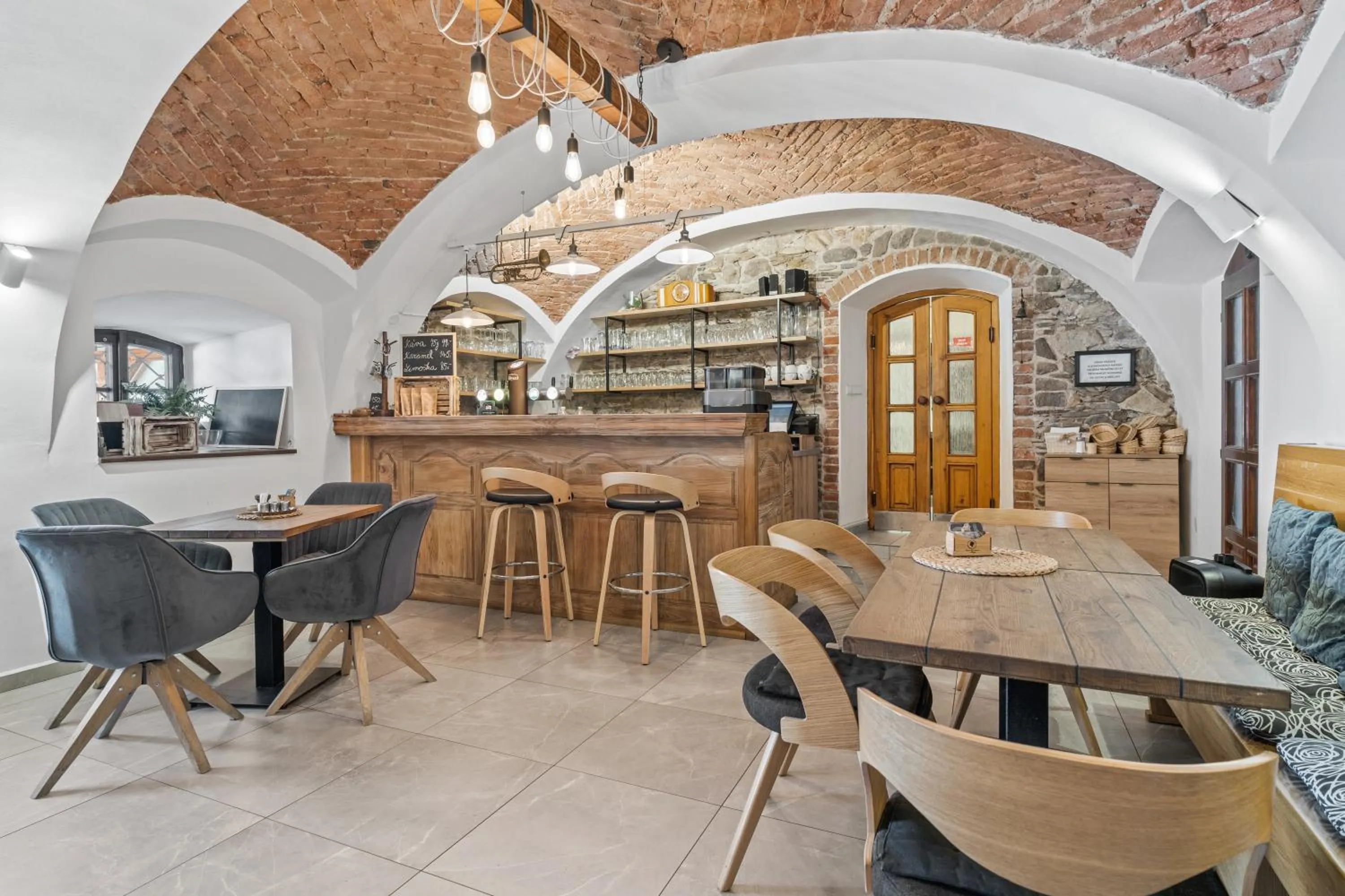 Restaurant/places to eat in Pension Regina