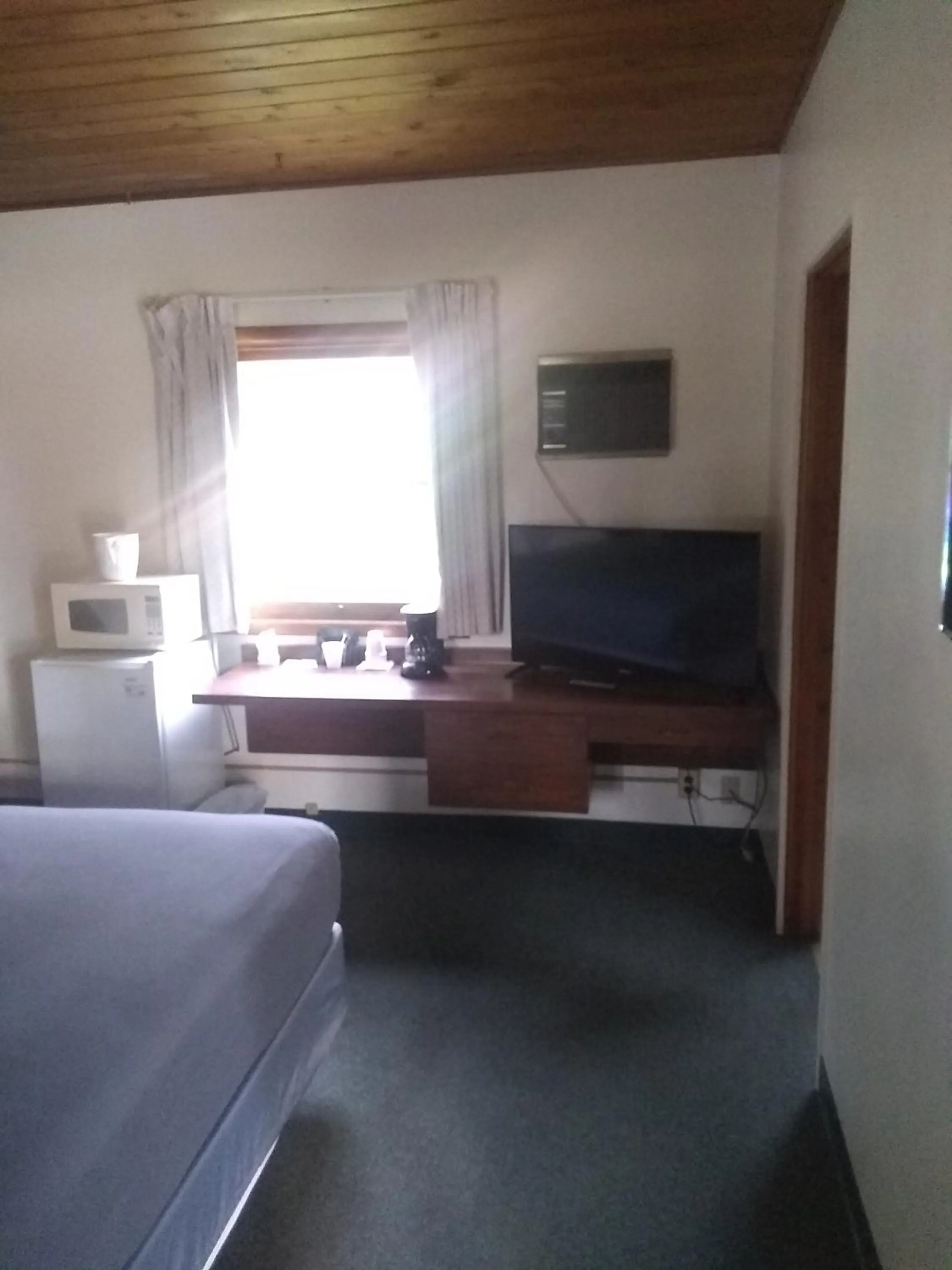 Bed in Kootenai Valley Motel