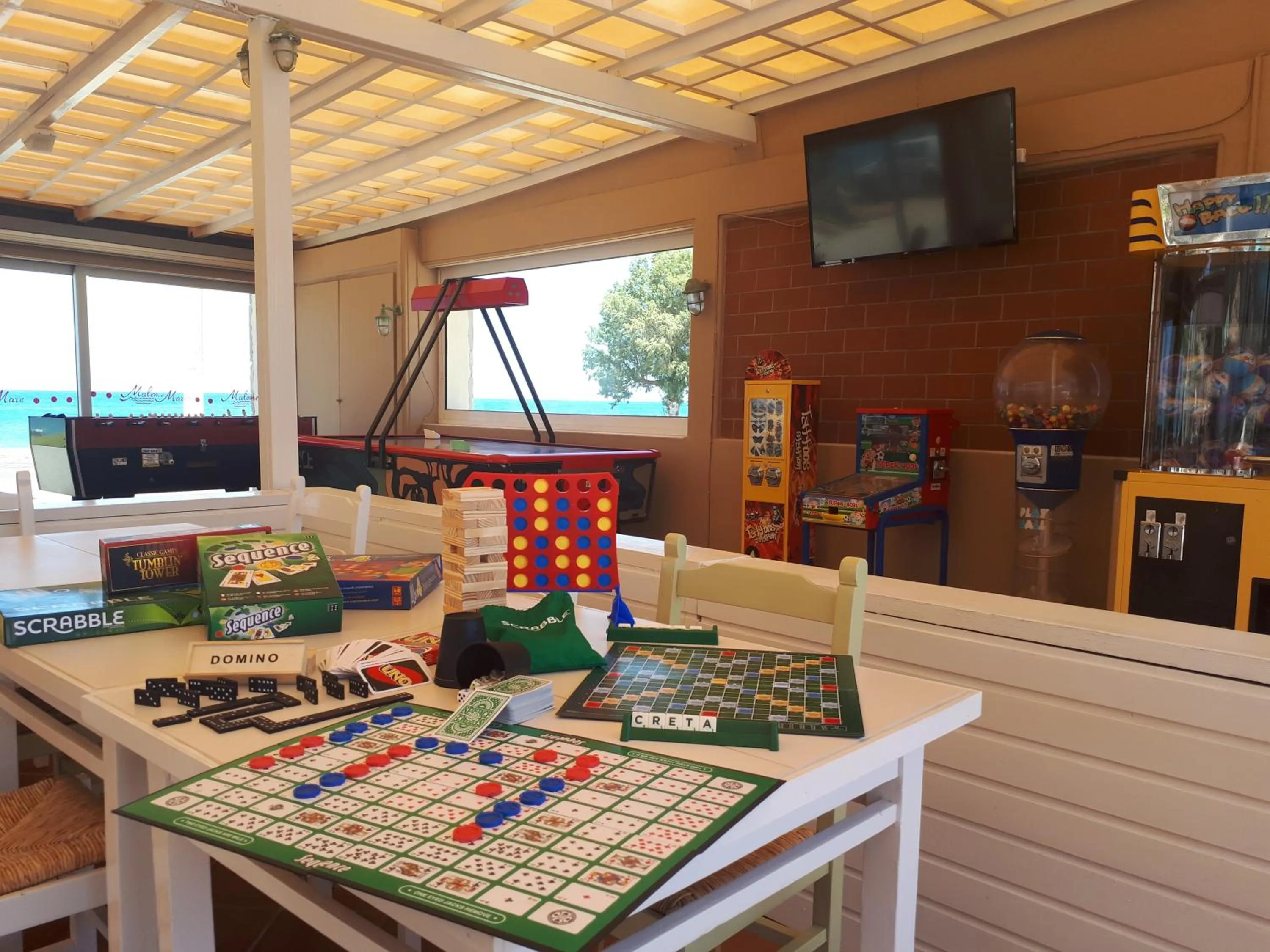 Communal lounge/ TV room in Maleme Mare