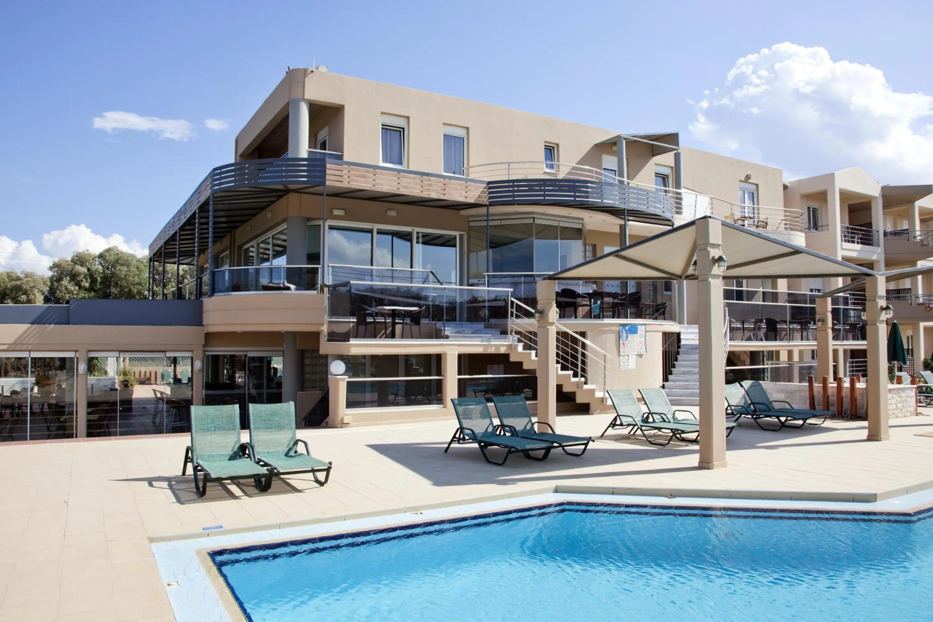 Swimming pool in Maleme Mare