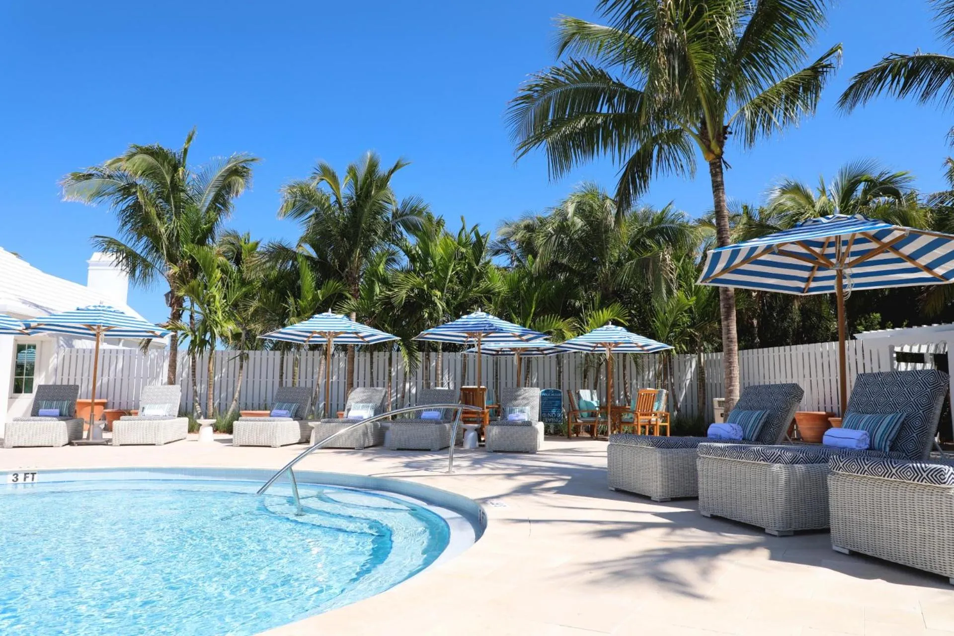 Swimming pool in Isla Bella Beach Resort & Spa - Florida Keys