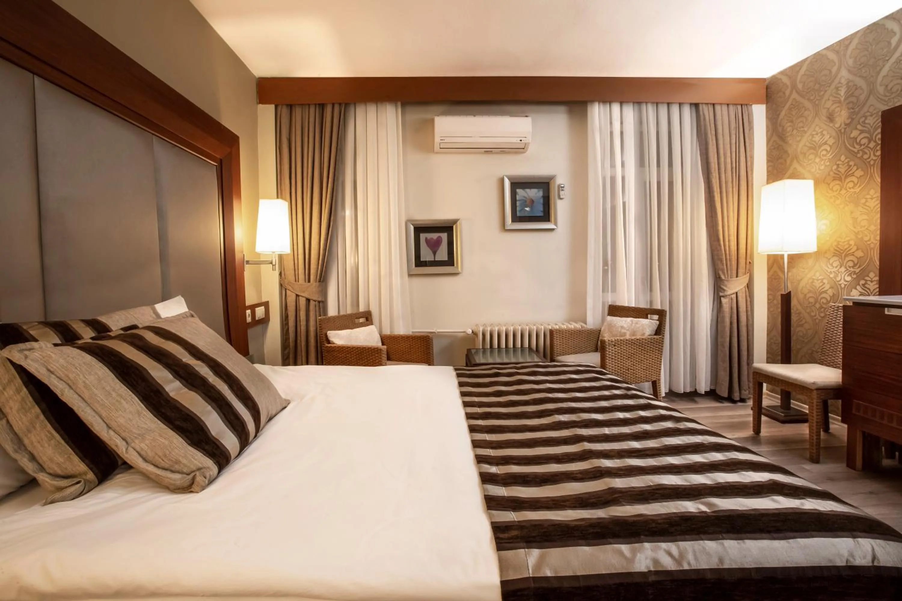 Bedroom, Bed in Grand Terme Hotel