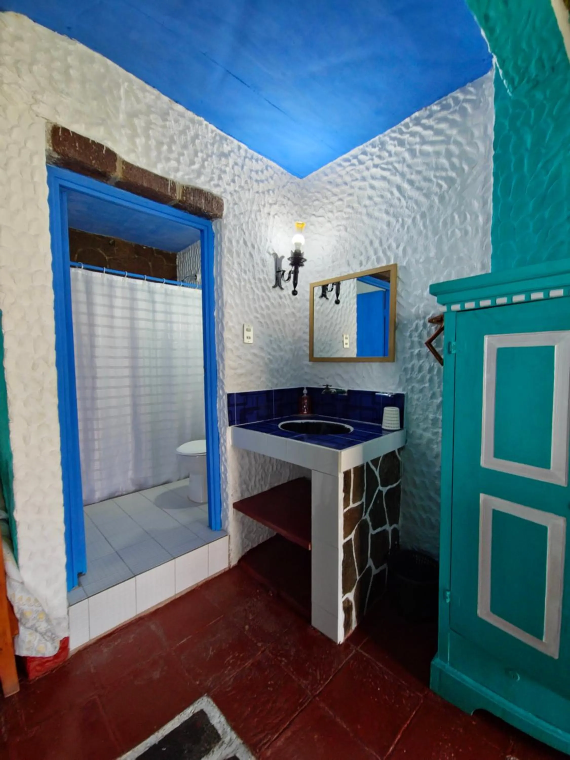 Shower in Eco Hotel Uxlabil Atitlan