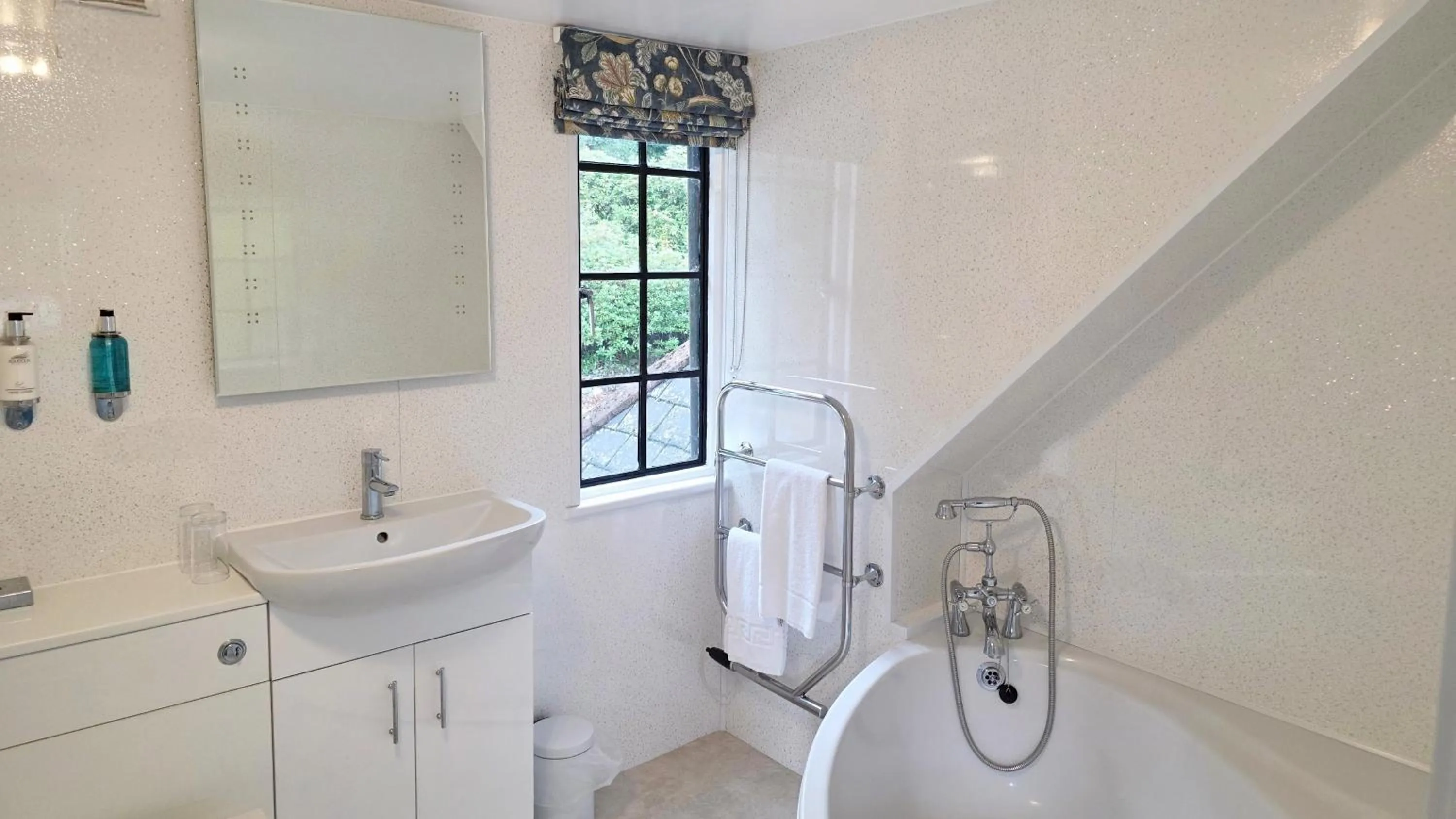Bathroom in Lakeview Manor