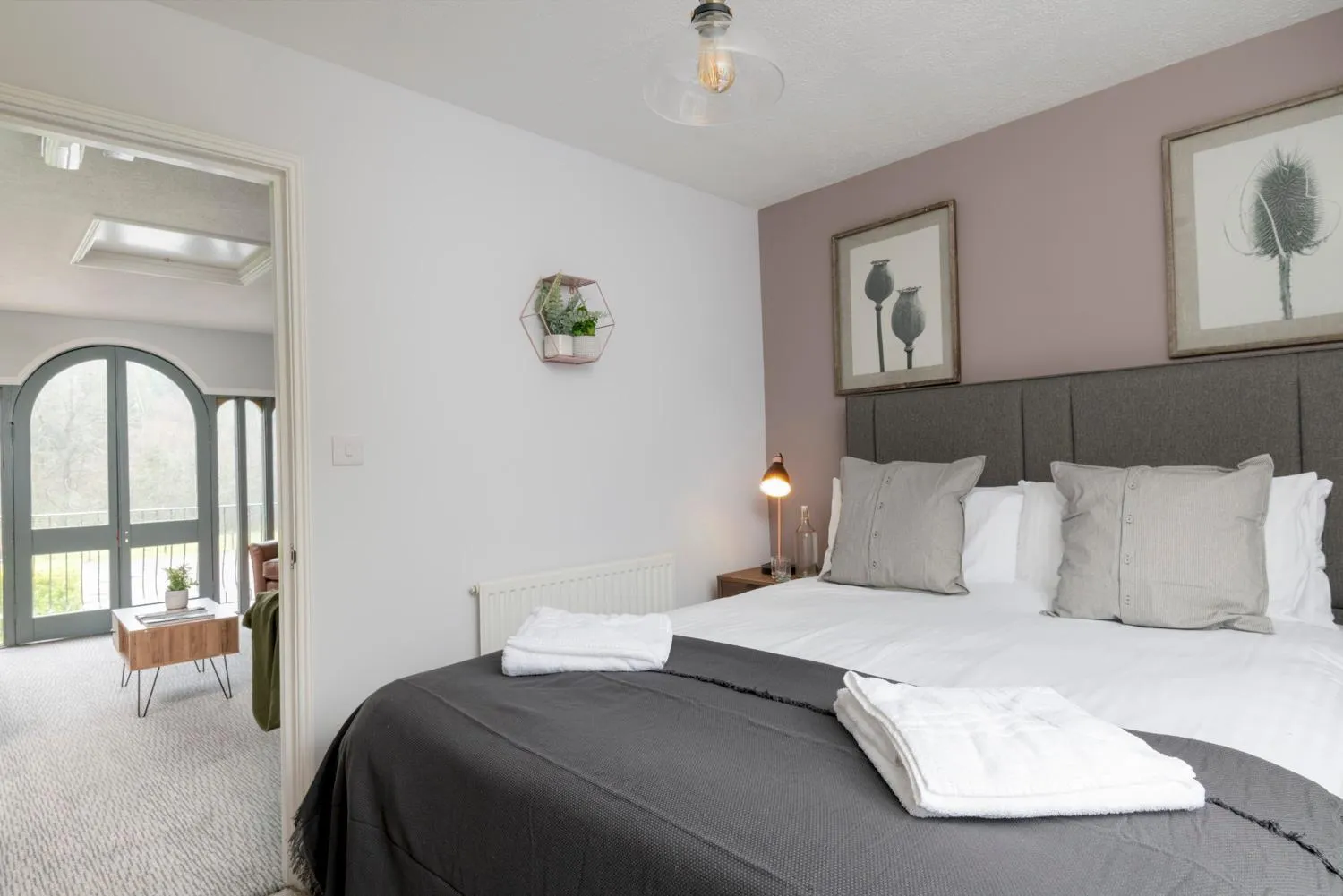 Bedroom, Bed in Lakeview Manor