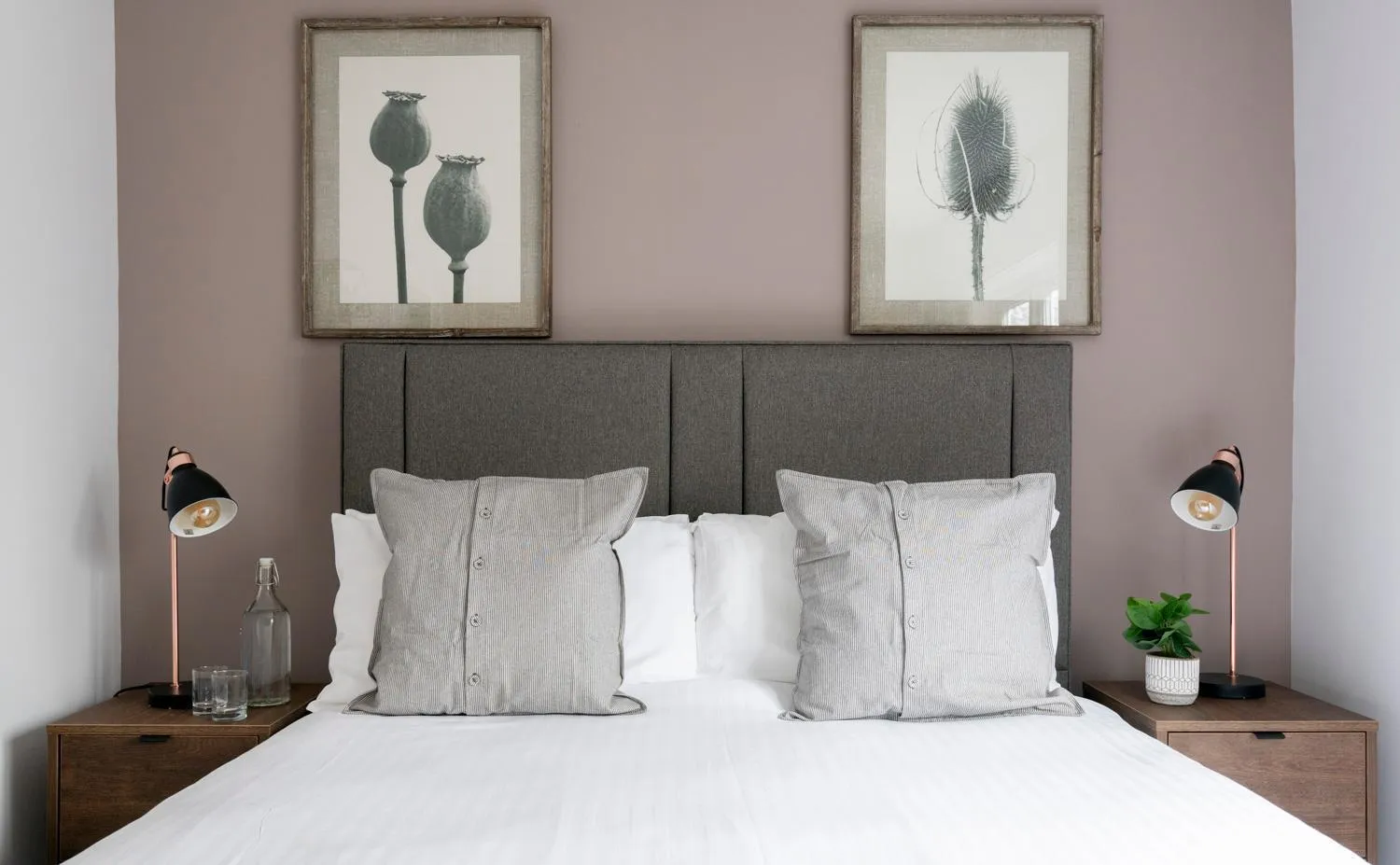 Bedroom, Bed in Lakeview Manor