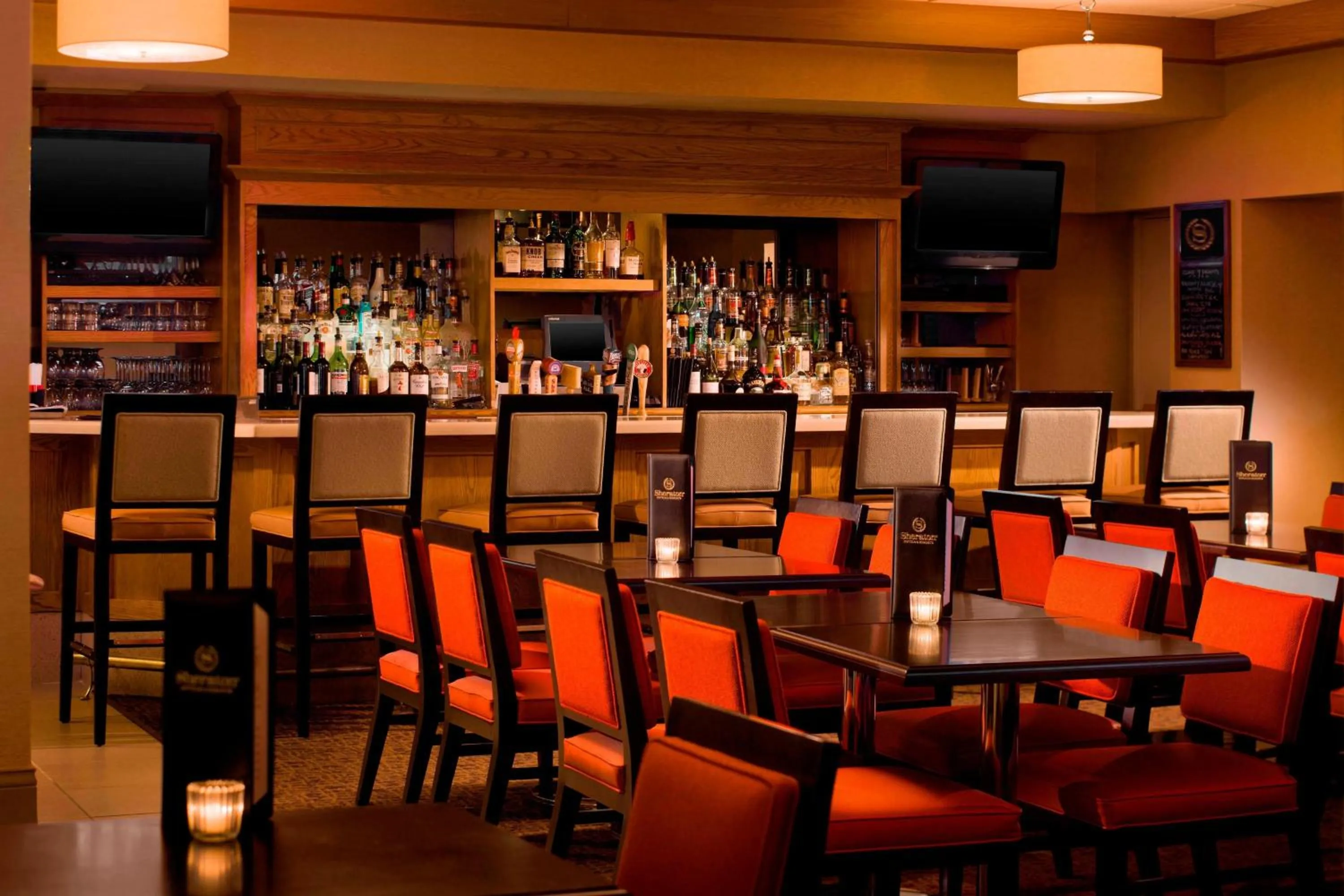 Lounge or bar in Sheraton Hartford Hotel at Bradley Airport