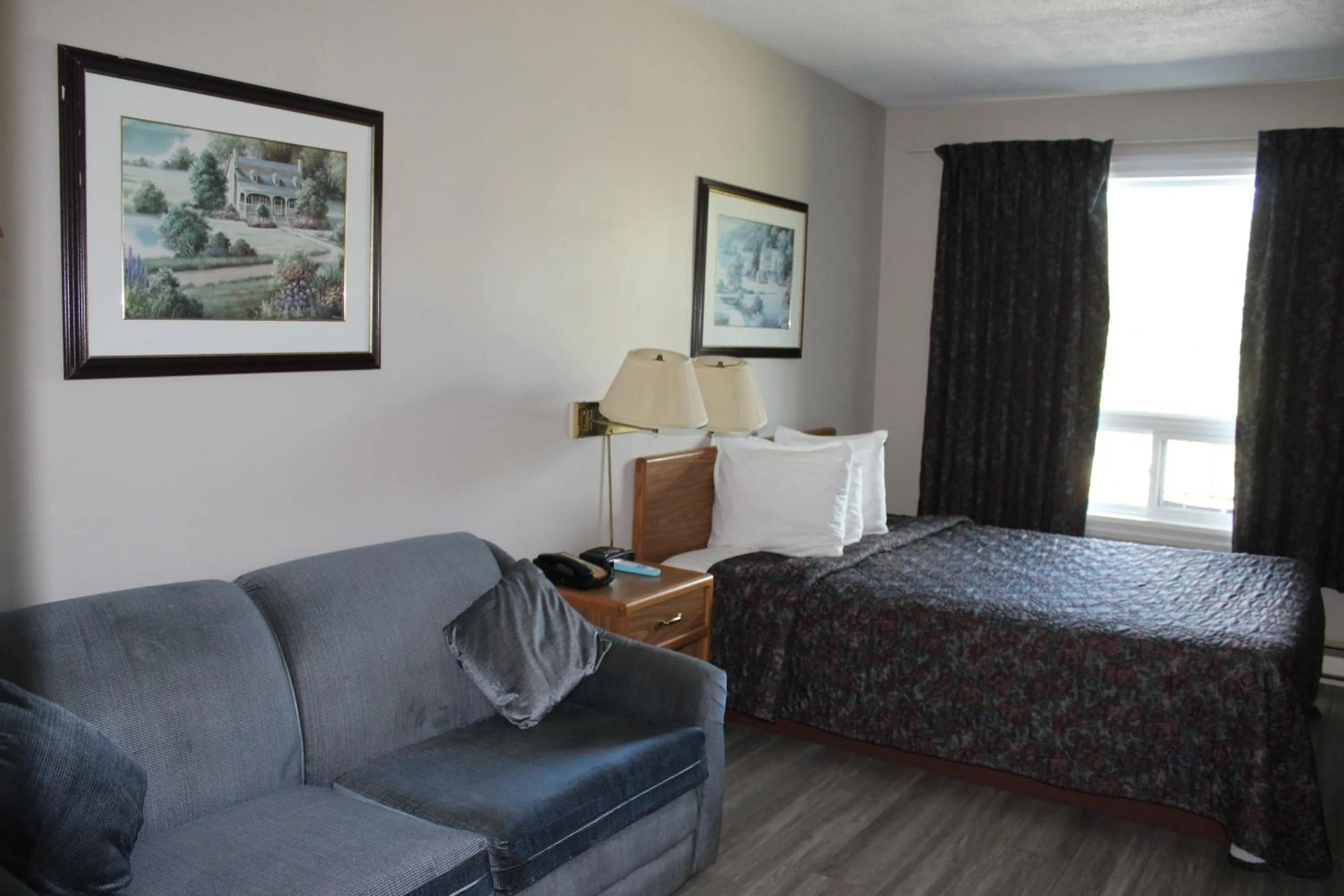 Bedroom, Bed in Bancroft Inn & Suites