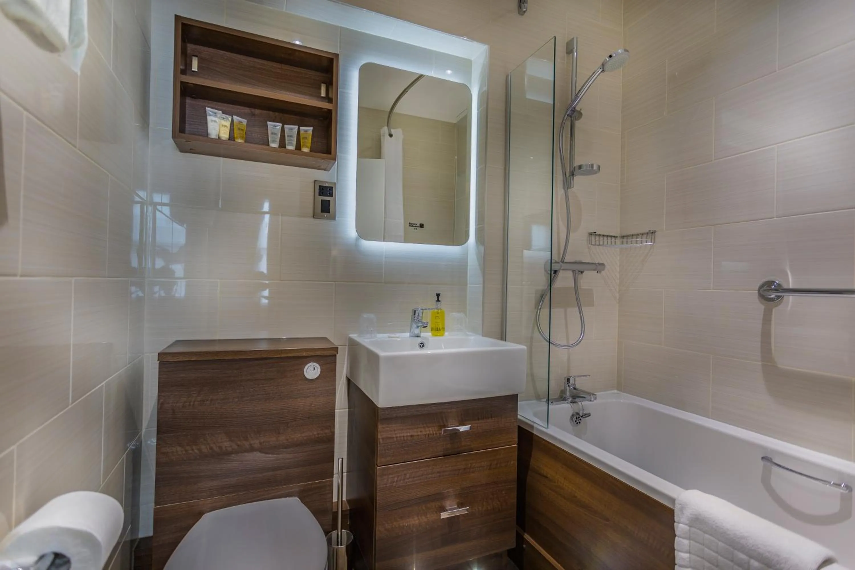 Bathroom in The White Hart Royal, Moreton-in-Marsh, Cotswolds - The Coaching Inn Group