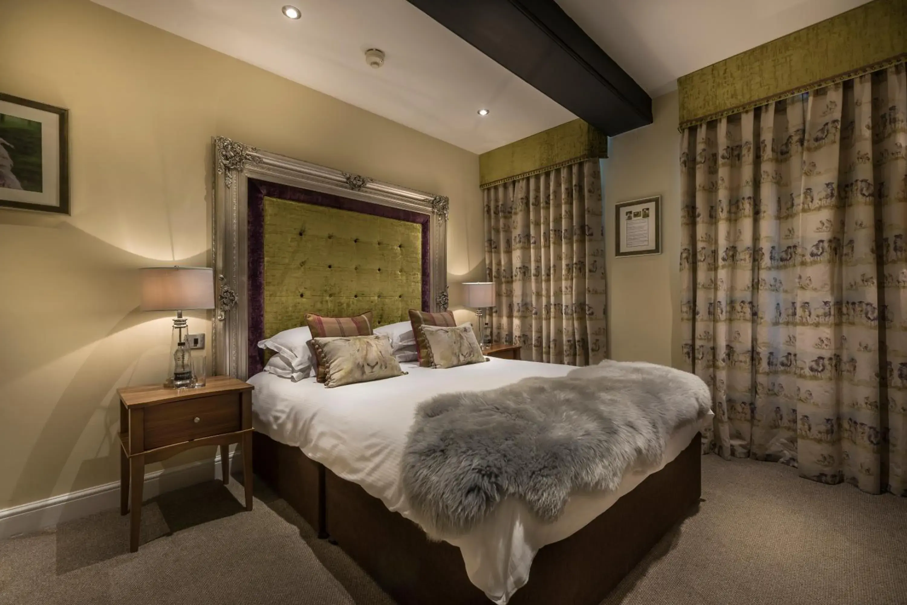 Classic Double Room in The White Hart Royal, Moreton-in-Marsh, Cotswolds - The Coaching Inn Group Classic Double Room in The White Hart Royal, Moreton-in-Marsh, Cotswolds - The Coaching Inn Group