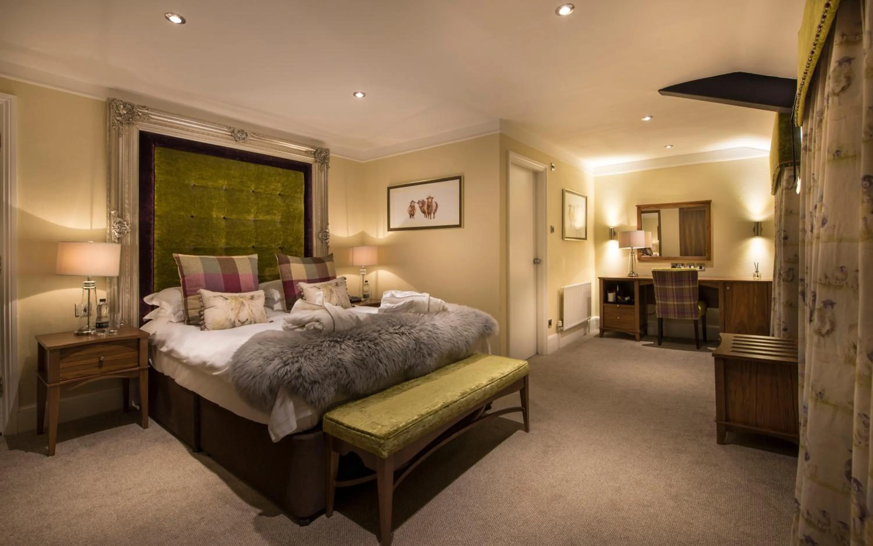 Bedroom, Bed in The White Hart Royal, Moreton-in-Marsh, Cotswolds - The Coaching Inn Group