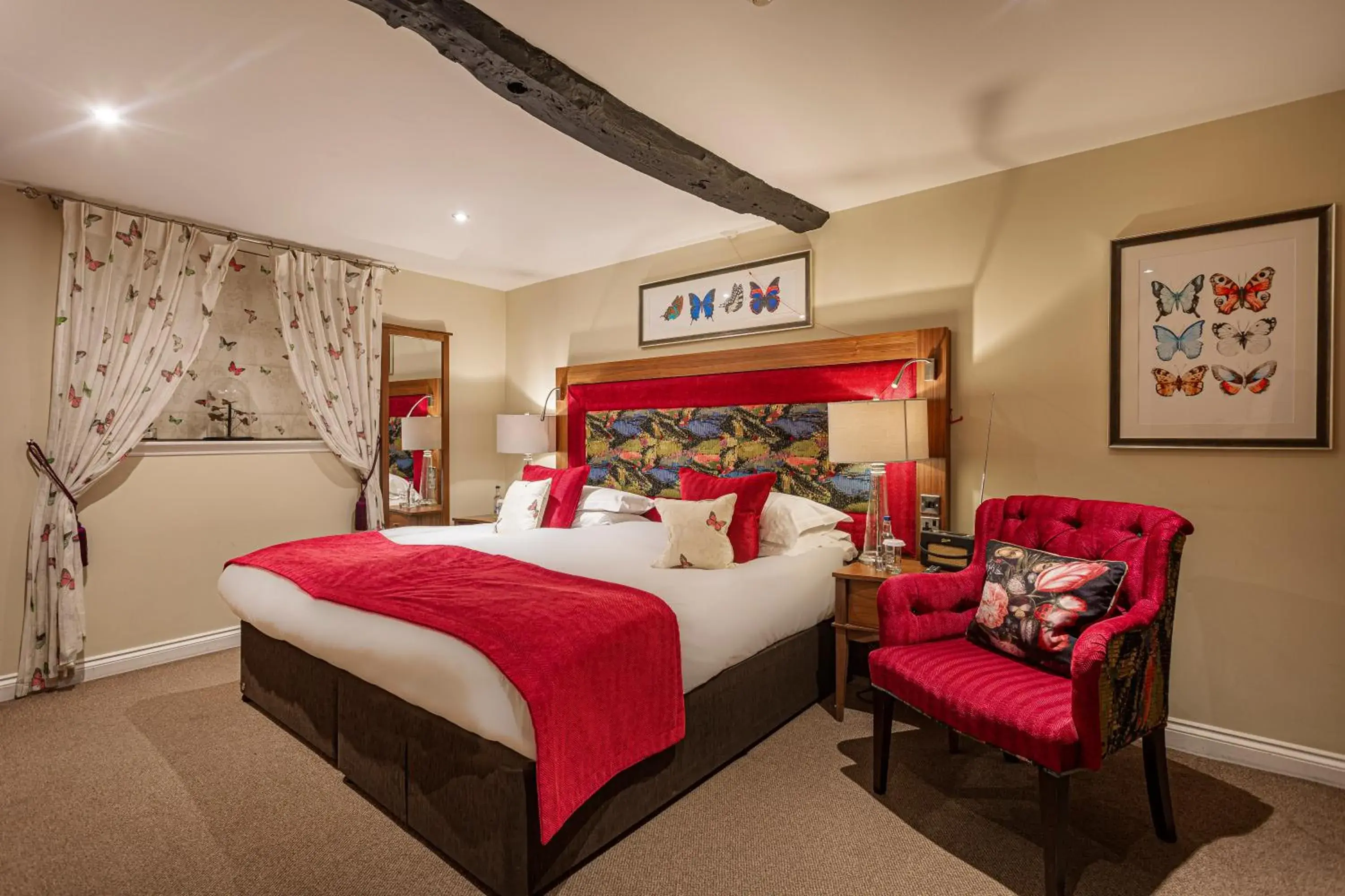 Accessible Double Room in The White Hart Royal, Moreton-in-Marsh, Cotswolds - The Coaching Inn Group Accessible Double Room in The White Hart Royal, Moreton-in-Marsh, Cotswolds - The Coaching Inn Group