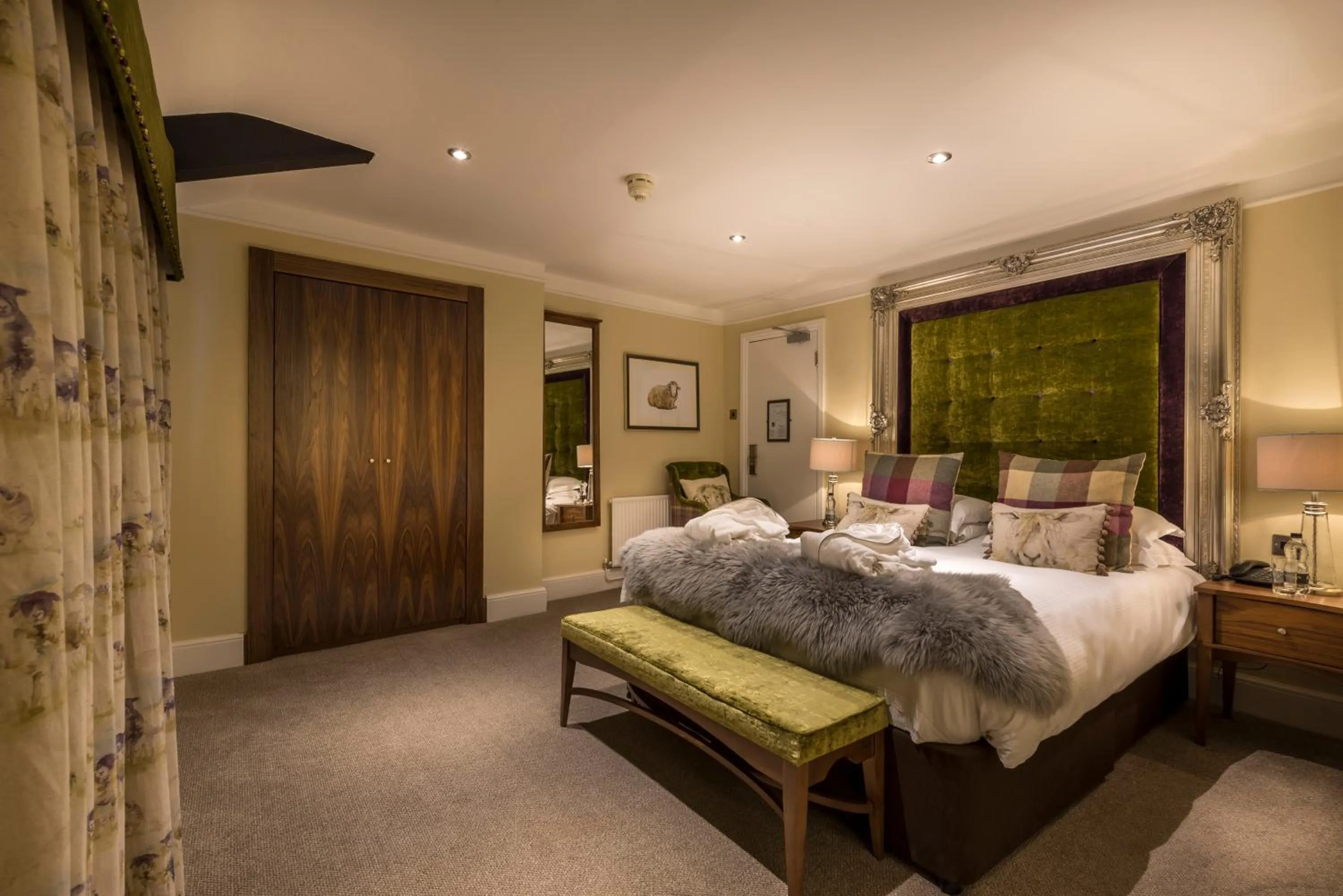 Bedroom, Bed in The White Hart Royal, Moreton-in-Marsh, Cotswolds - The Coaching Inn Group