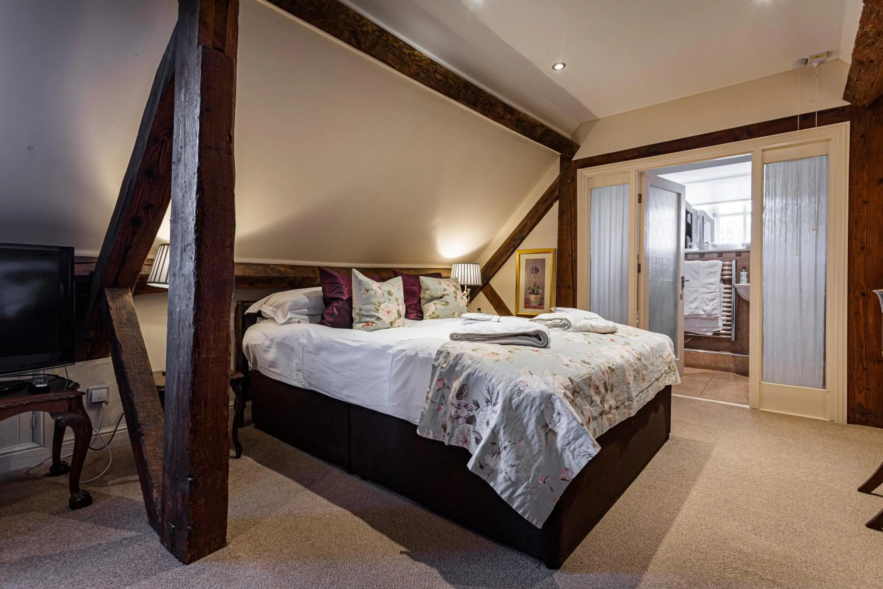 Bedroom, Bed in The White Hart Royal, Moreton-in-Marsh, Cotswolds - The Coaching Inn Group
