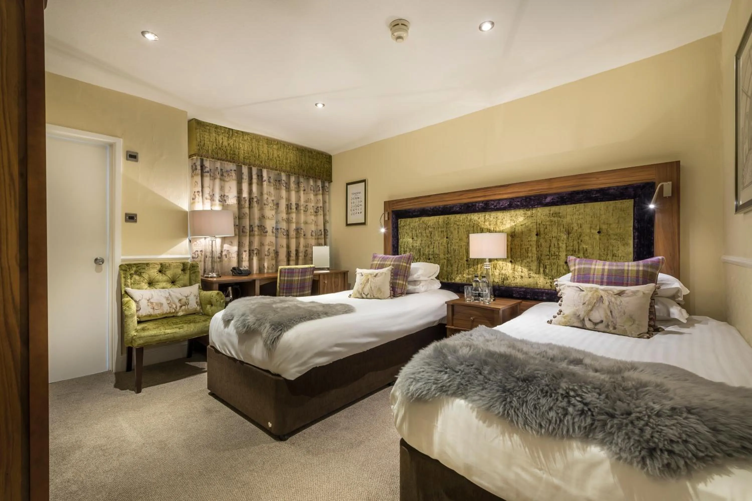 Bedroom, Bed in The White Hart Royal, Moreton-in-Marsh, Cotswolds - The Coaching Inn Group