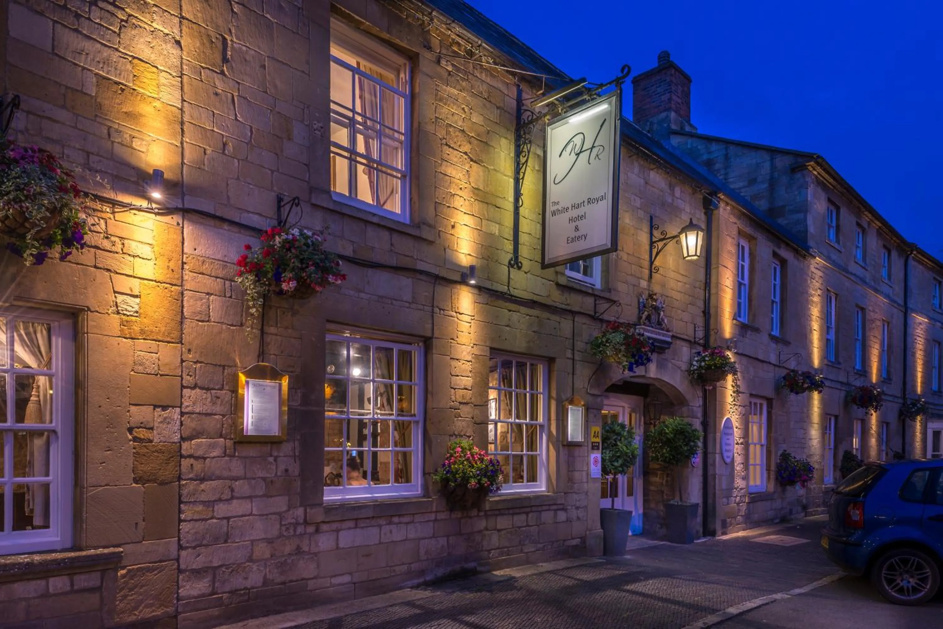 Facade/entrance in The White Hart Royal, Moreton-in-Marsh, Cotswolds - The Coaching Inn Group