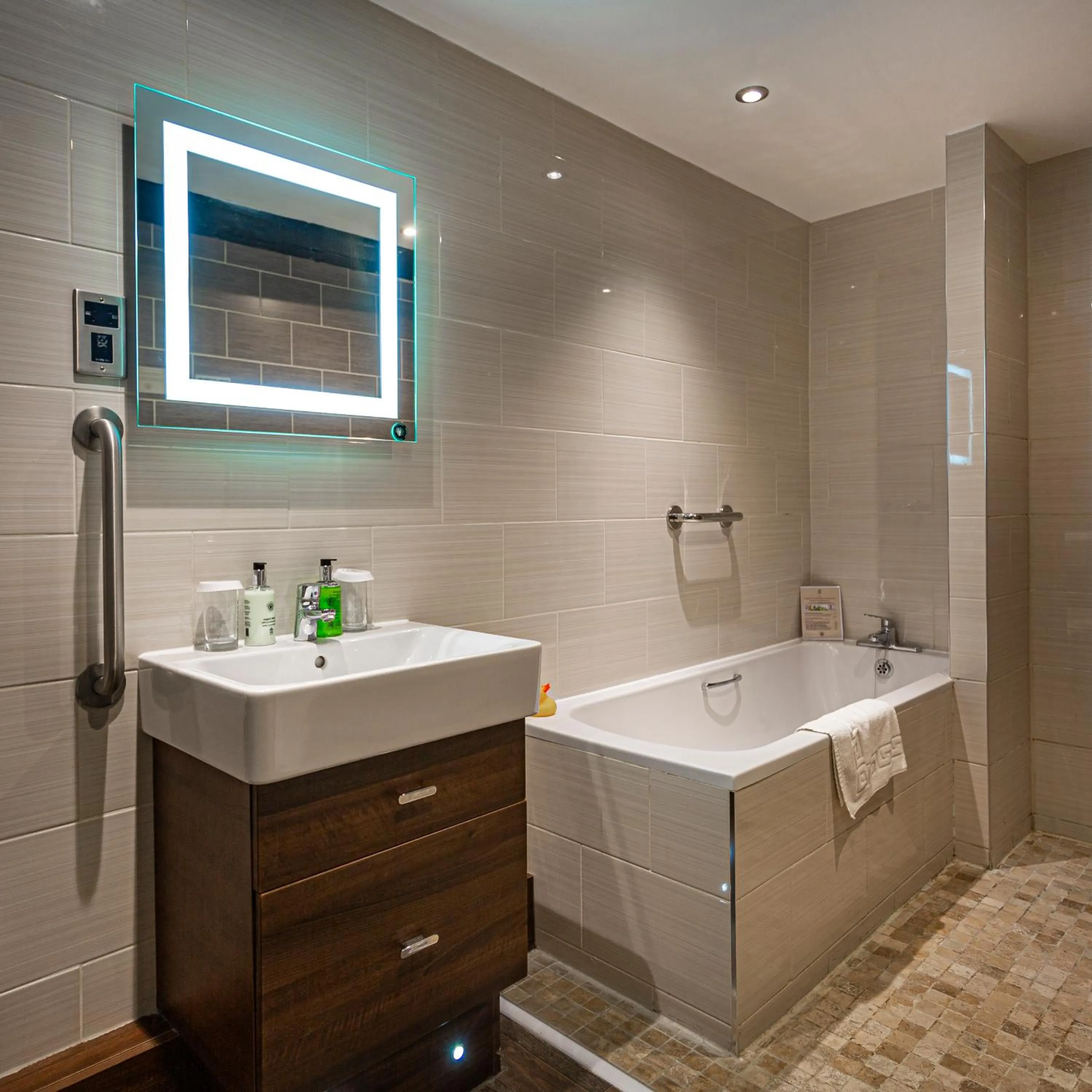 Bathroom in The White Hart Royal, Moreton-in-Marsh, Cotswolds - The Coaching Inn Group