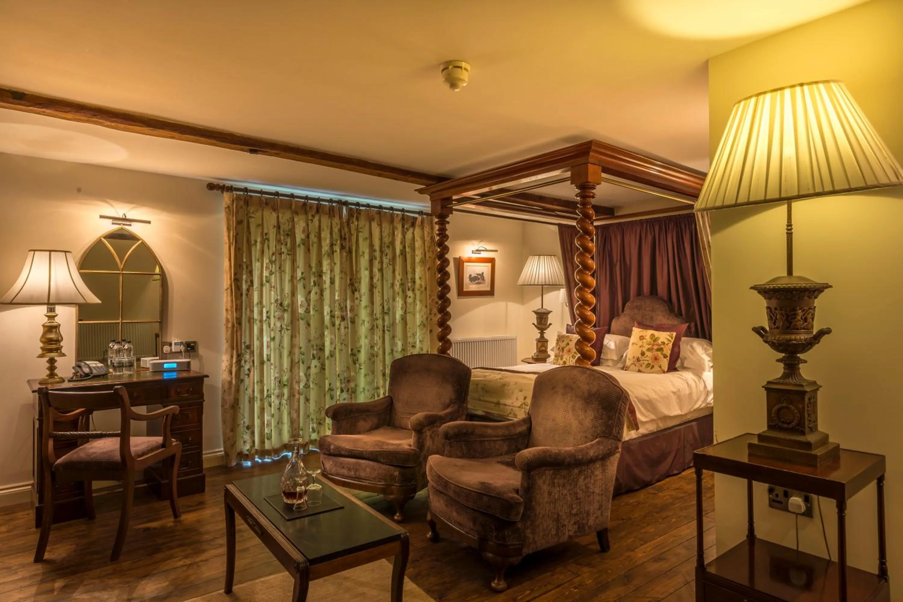 Bedroom, Bed in The White Hart Royal, Moreton-in-Marsh, Cotswolds - The Coaching Inn Group