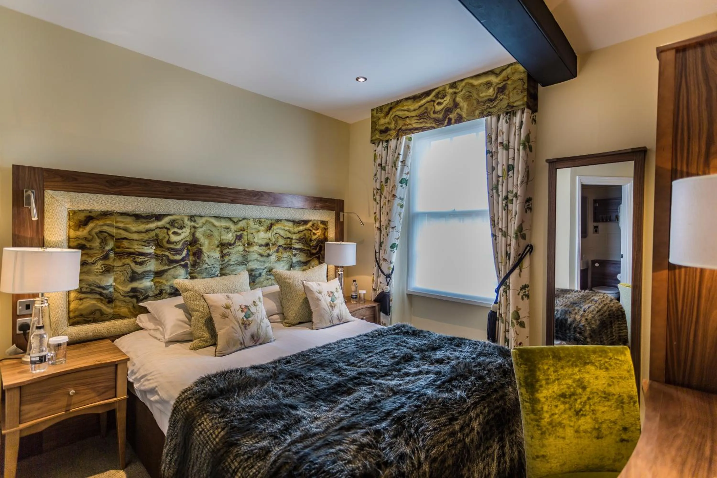 Bedroom, Bed in The White Hart Royal, Moreton-in-Marsh, Cotswolds - The Coaching Inn Group