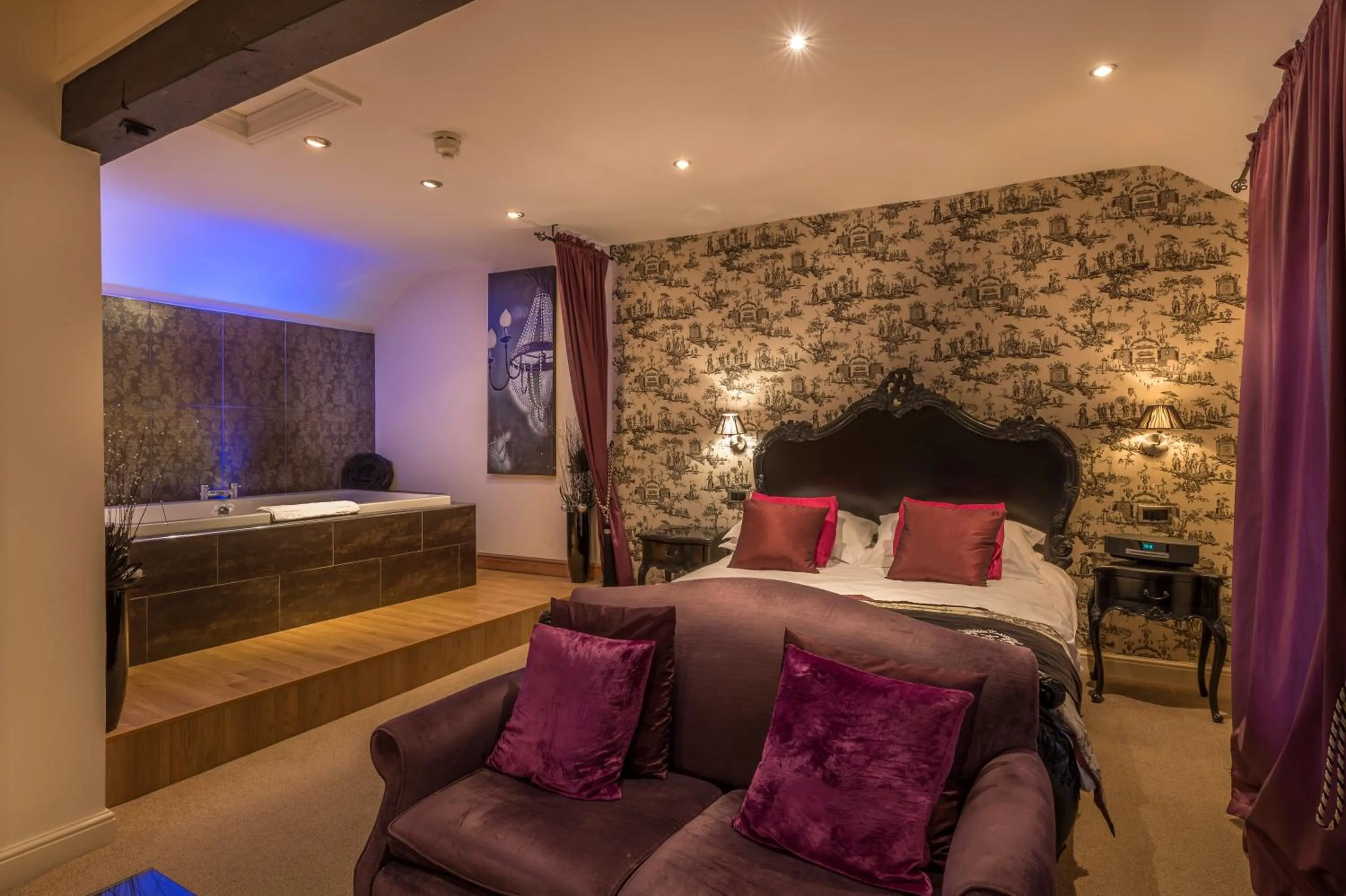 Bedroom, Bed in The White Hart Royal, Moreton-in-Marsh, Cotswolds - The Coaching Inn Group