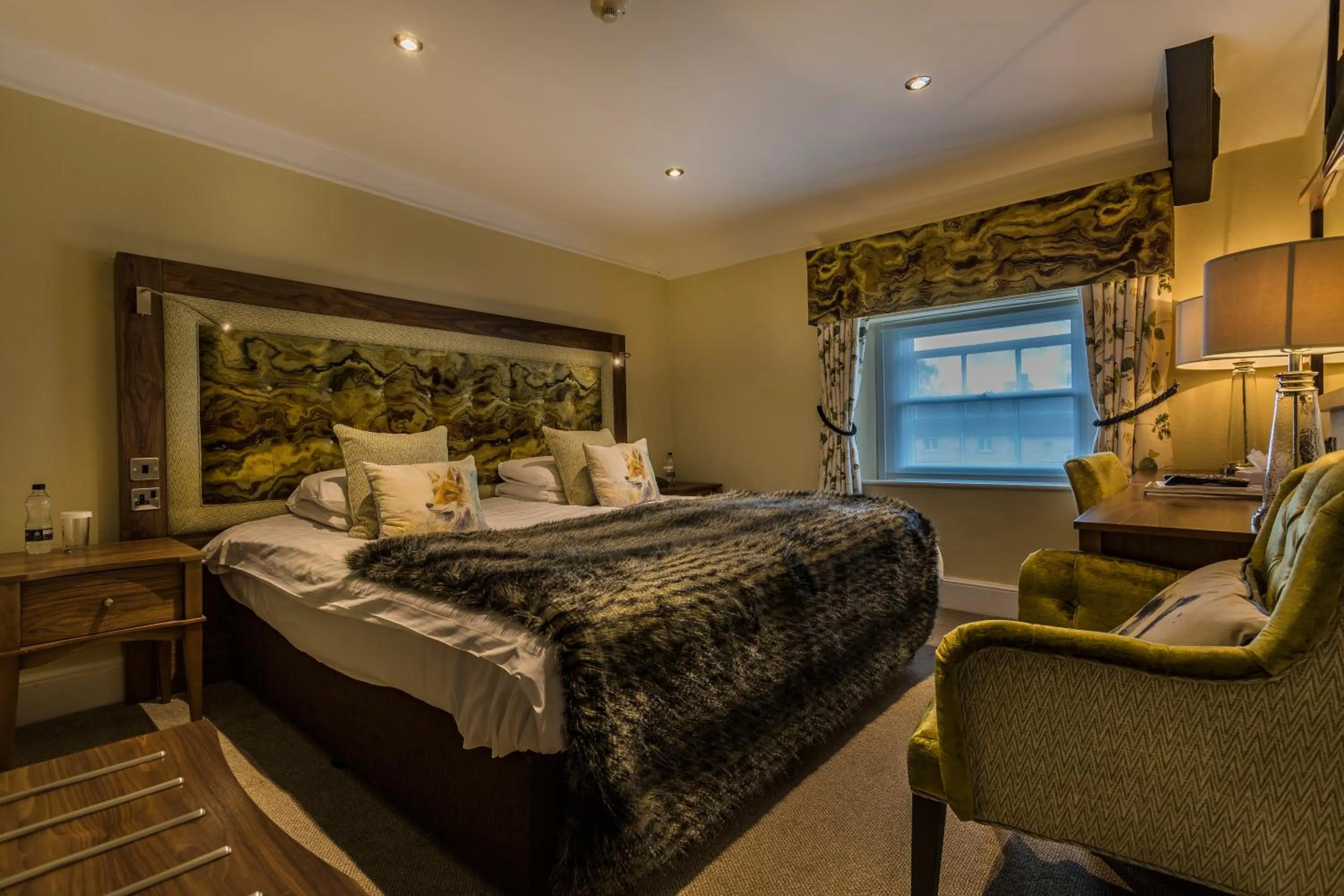 Bedroom, Bed in The White Hart Royal, Moreton-in-Marsh, Cotswolds - The Coaching Inn Group