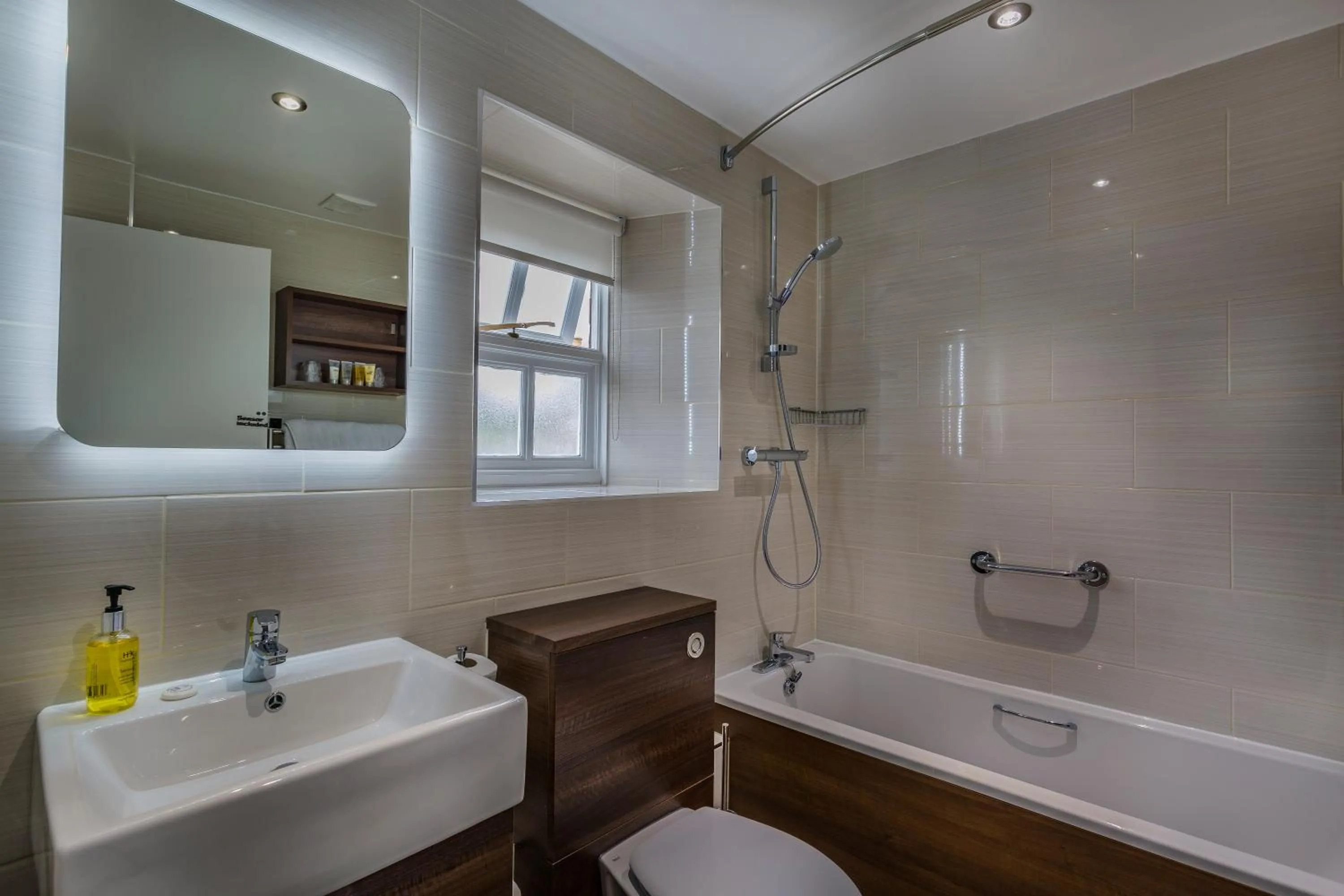 Bathroom in The White Hart Royal, Moreton-in-Marsh, Cotswolds - The Coaching Inn Group