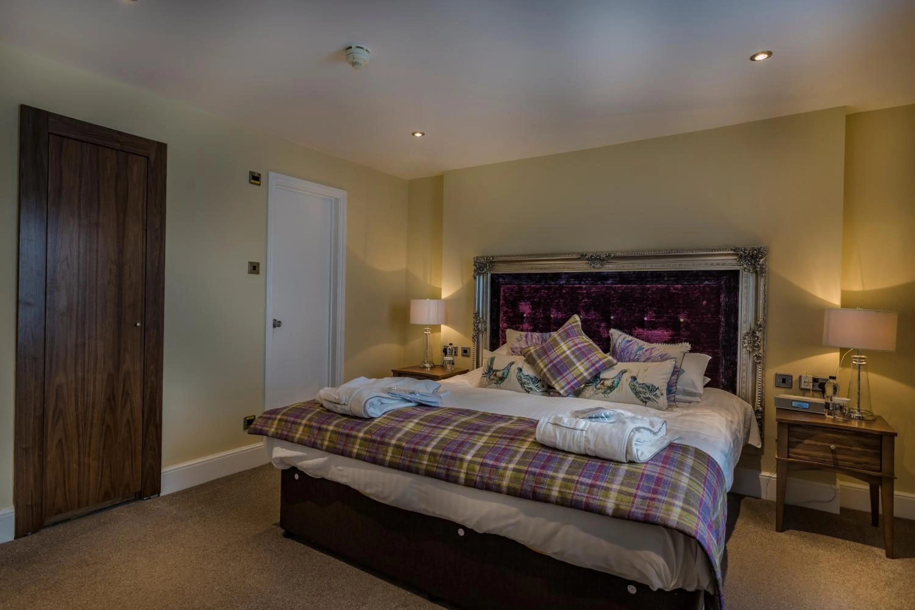 Bedroom, Bed in The White Hart Royal, Moreton-in-Marsh, Cotswolds - The Coaching Inn Group