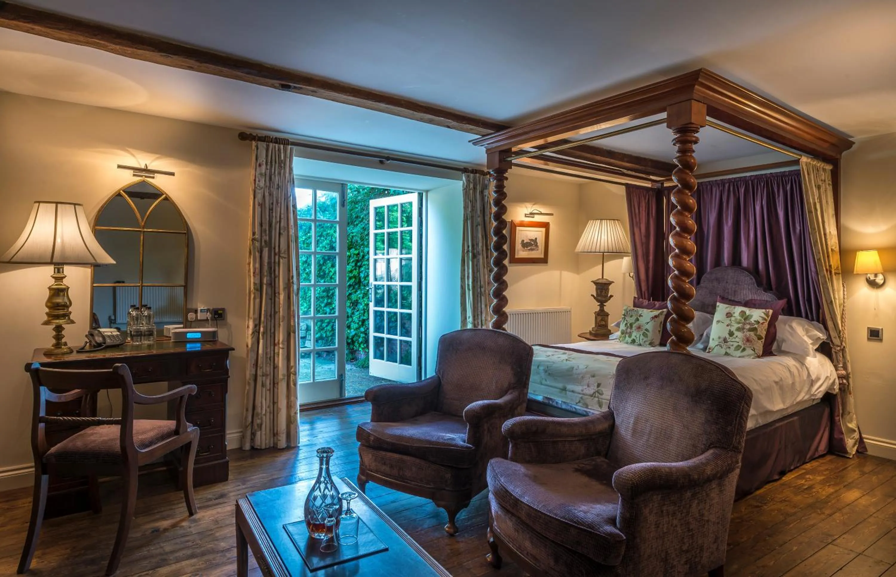 Bedroom, Bed in The White Hart Royal, Moreton-in-Marsh, Cotswolds - The Coaching Inn Group