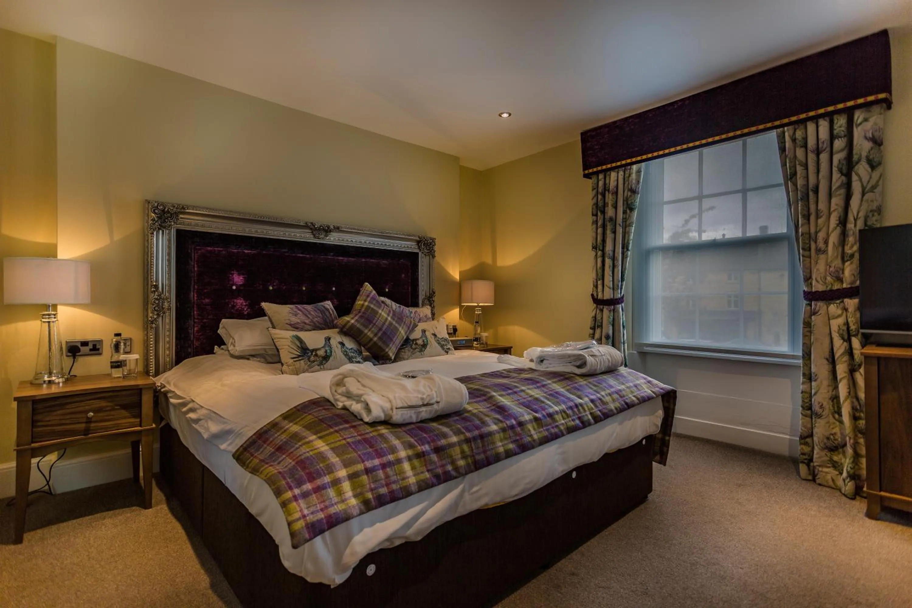 Bedroom, Bed in The White Hart Royal, Moreton-in-Marsh, Cotswolds - The Coaching Inn Group