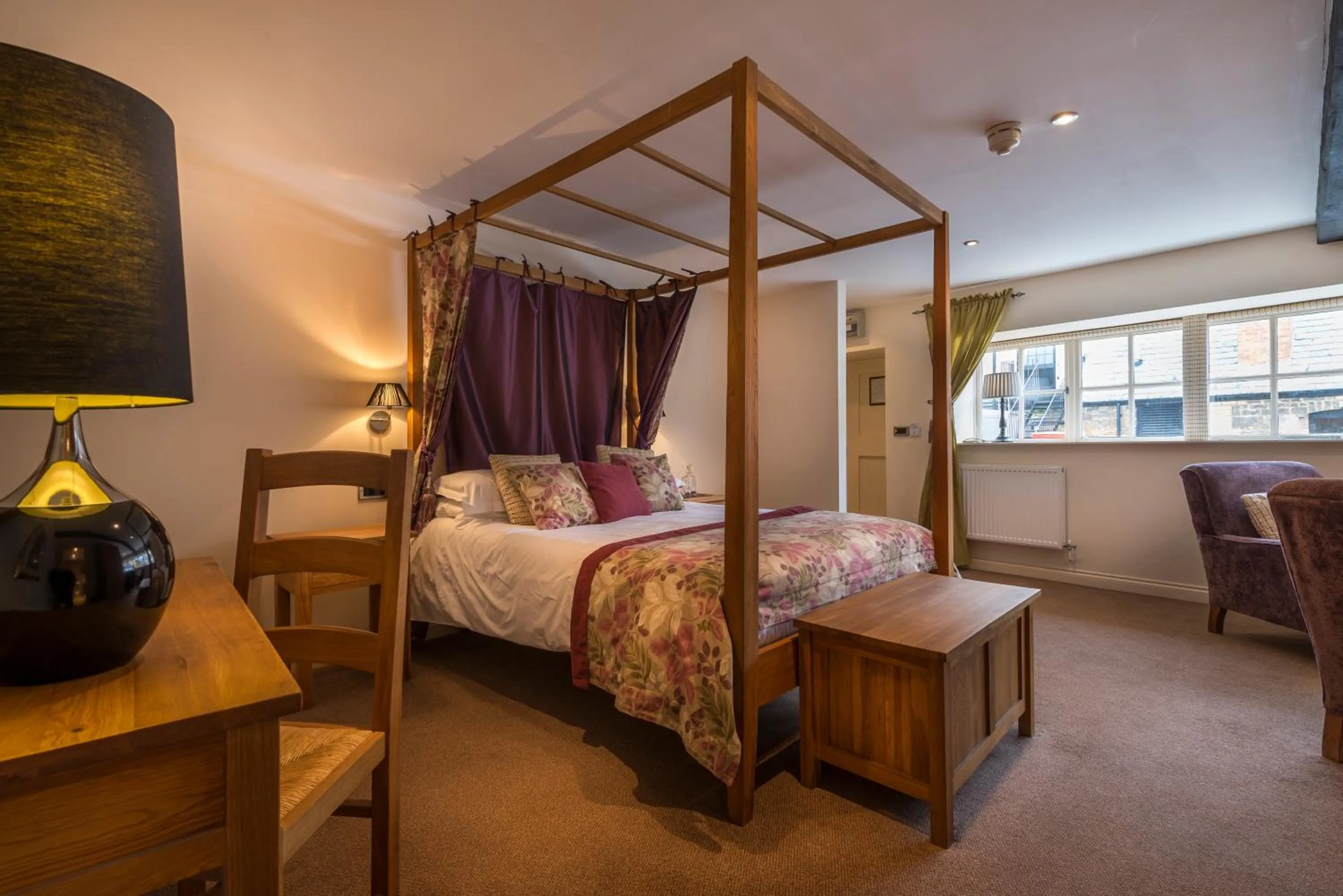Bedroom, Bed in The White Hart Royal, Moreton-in-Marsh, Cotswolds - The Coaching Inn Group