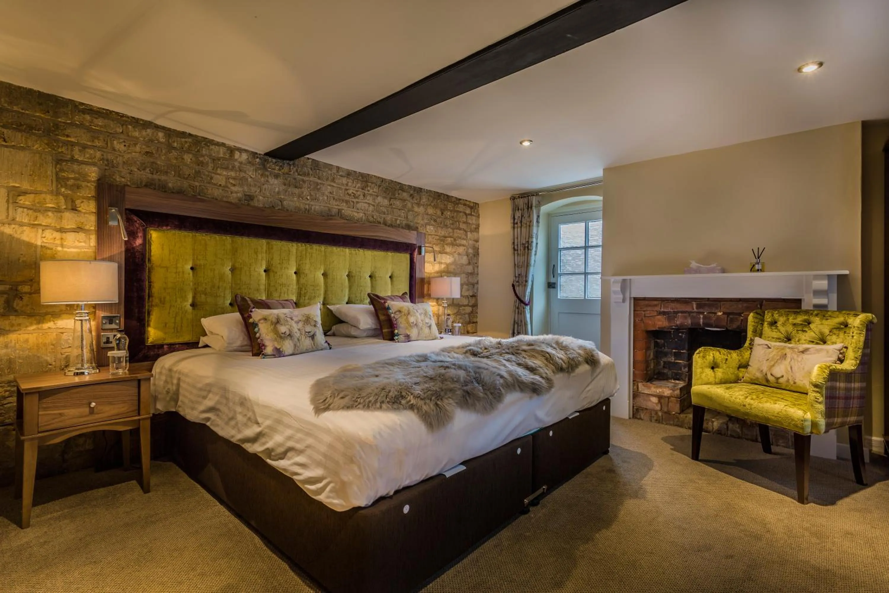 Bedroom, Bed in The White Hart Royal, Moreton-in-Marsh, Cotswolds - The Coaching Inn Group