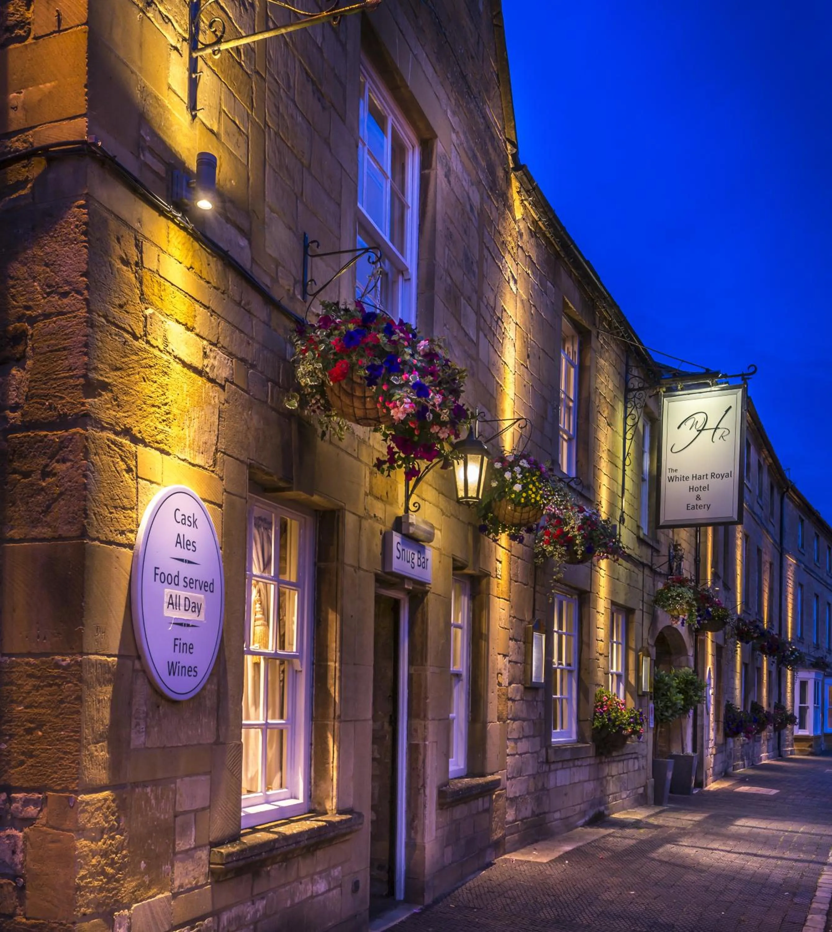 Facade/entrance in The White Hart Royal, Moreton-in-Marsh, Cotswolds - The Coaching Inn Group