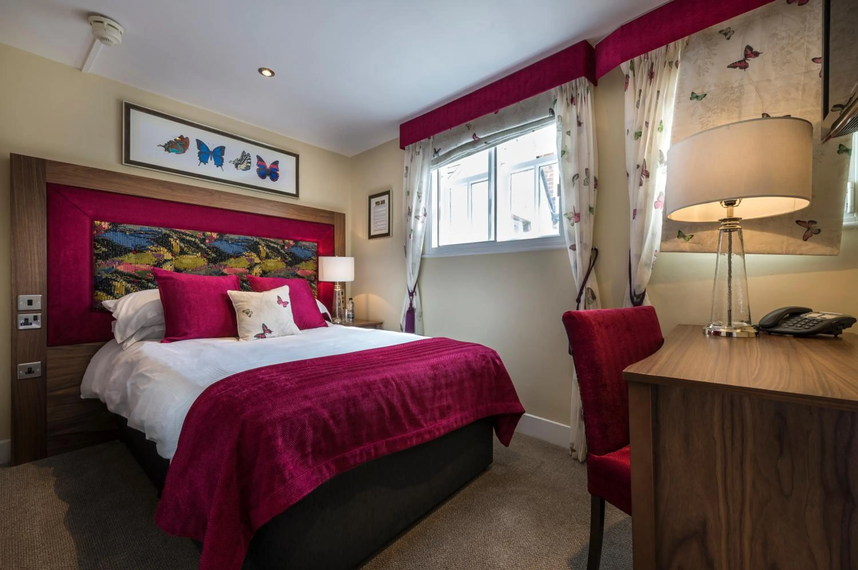 Bedroom, Bed in The White Hart Royal, Moreton-in-Marsh, Cotswolds - The Coaching Inn Group