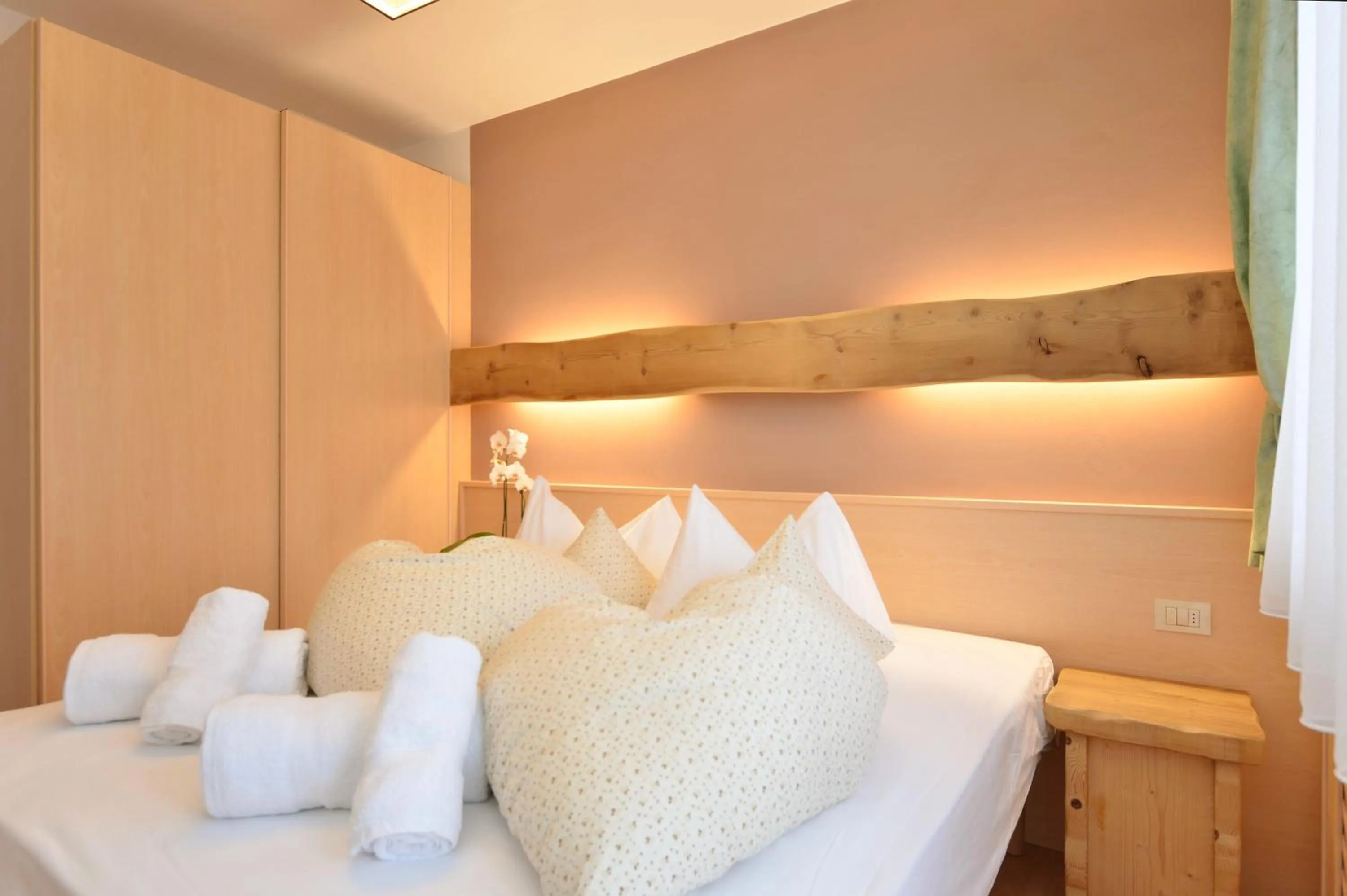 Bedroom, Bed in Mason La Zondra