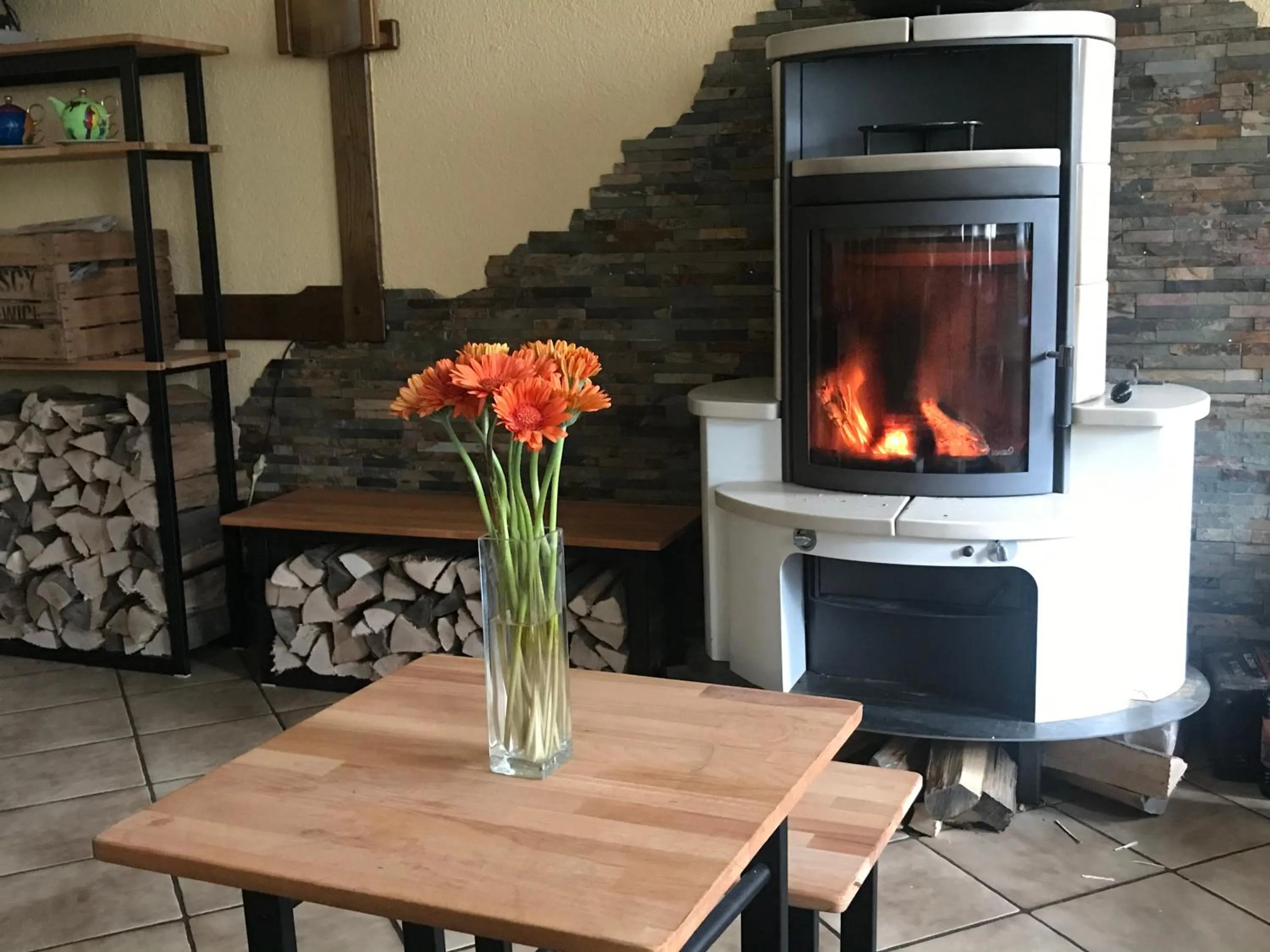 Communal lounge/ TV room in Hotel Hoxter Am Jakobsweg