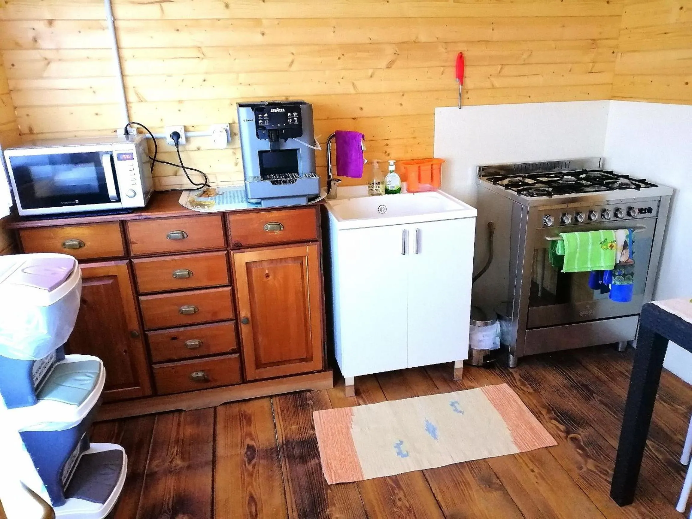 Kitchen or kitchenette in B&B Glamping Semaforo Capo Sperone
